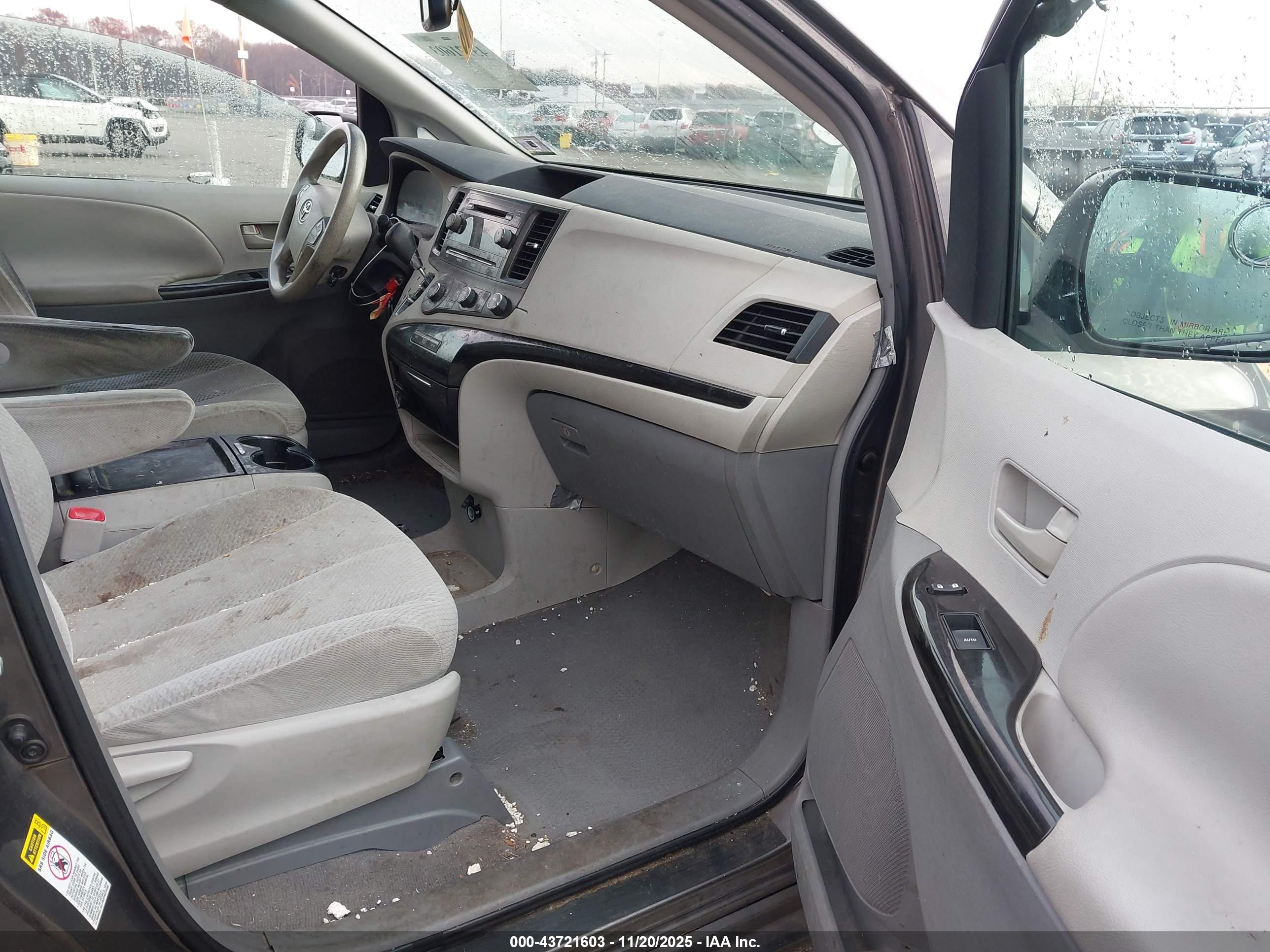 TOYOTA SIENNA image 5