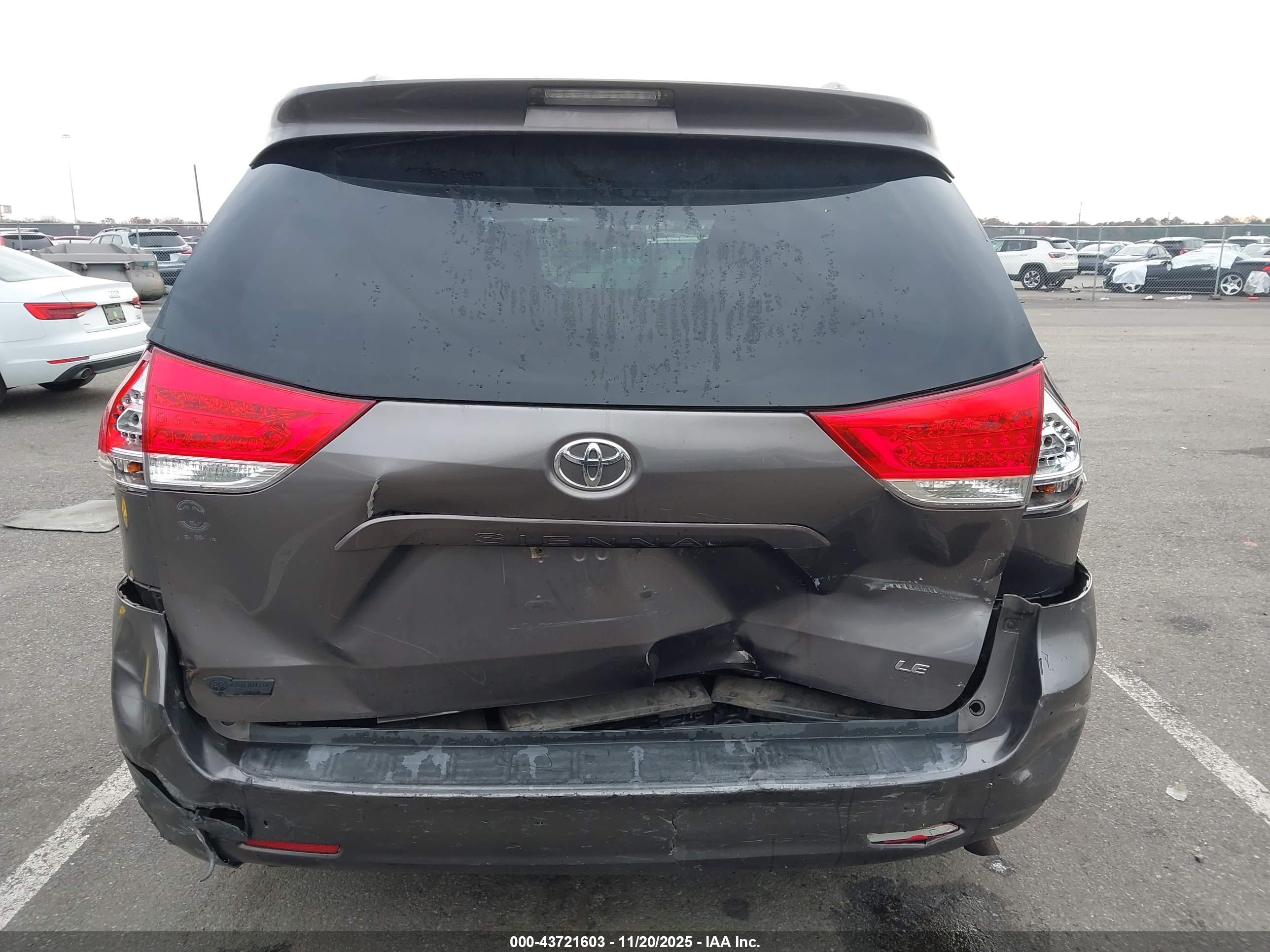 TOYOTA SIENNA image 6