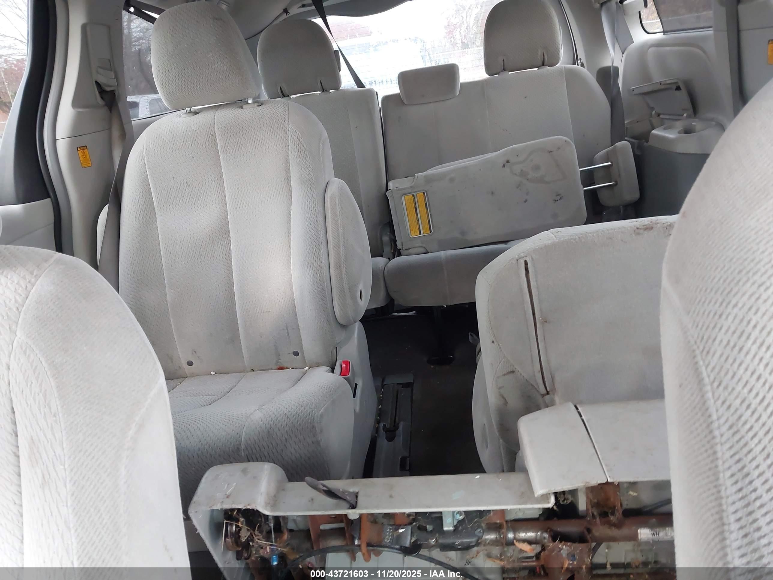 TOYOTA SIENNA image 8