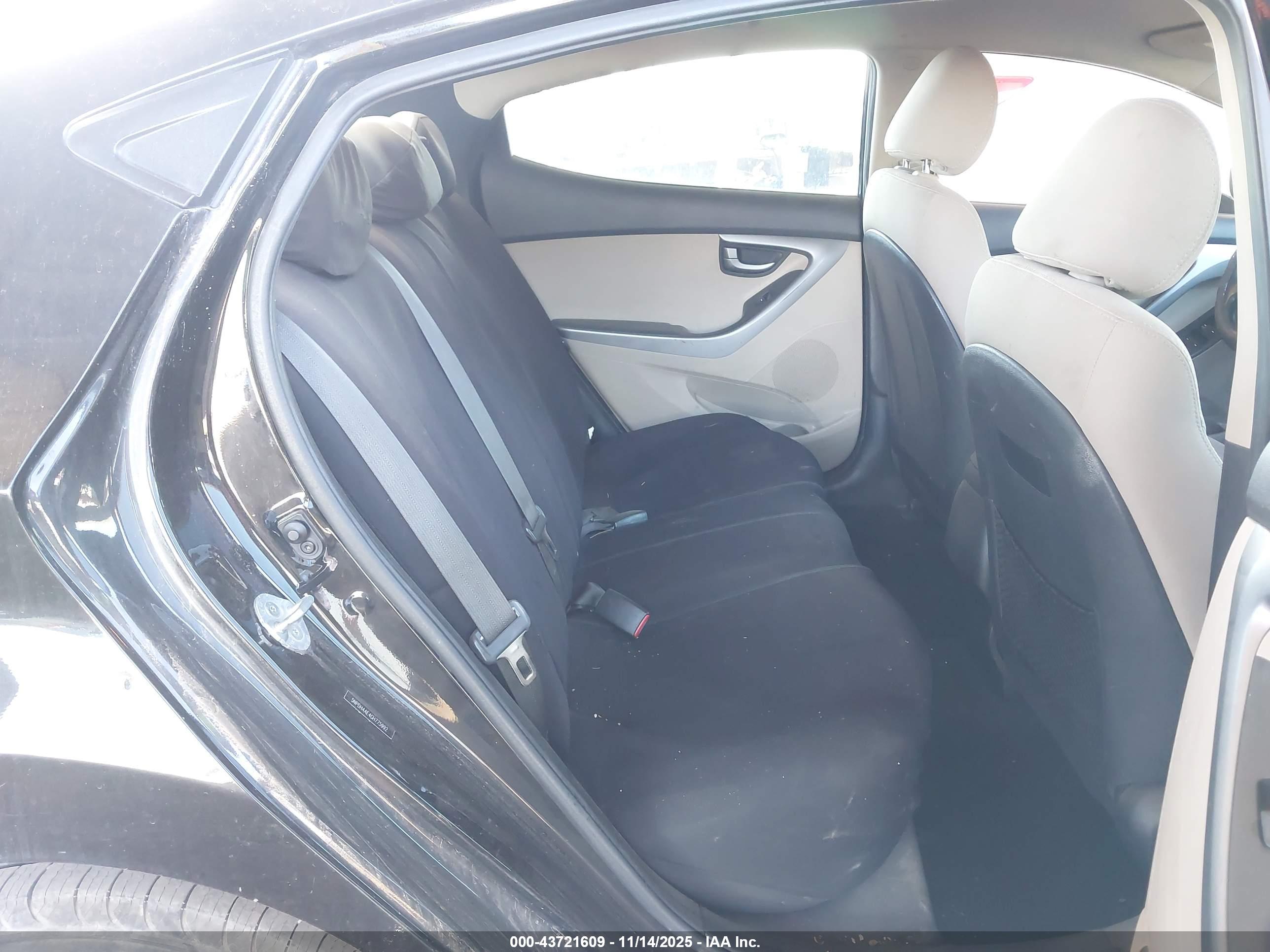 HYUNDAI ELANTRA image 8