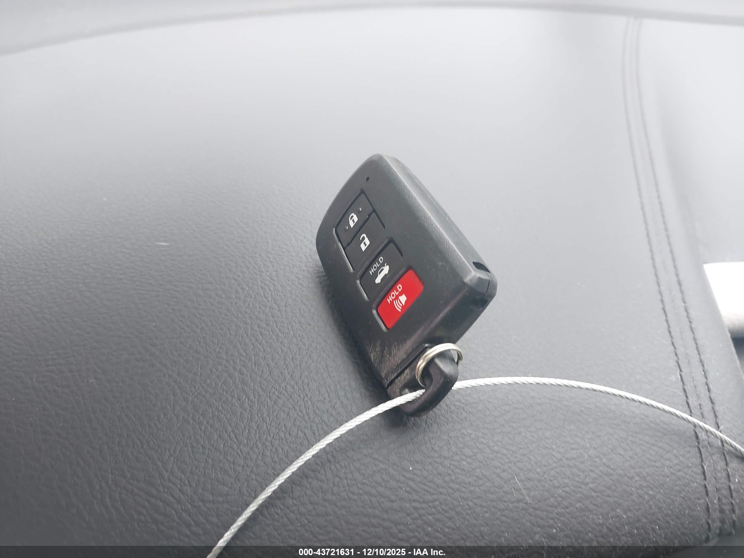 TOYOTA AVALON image 11