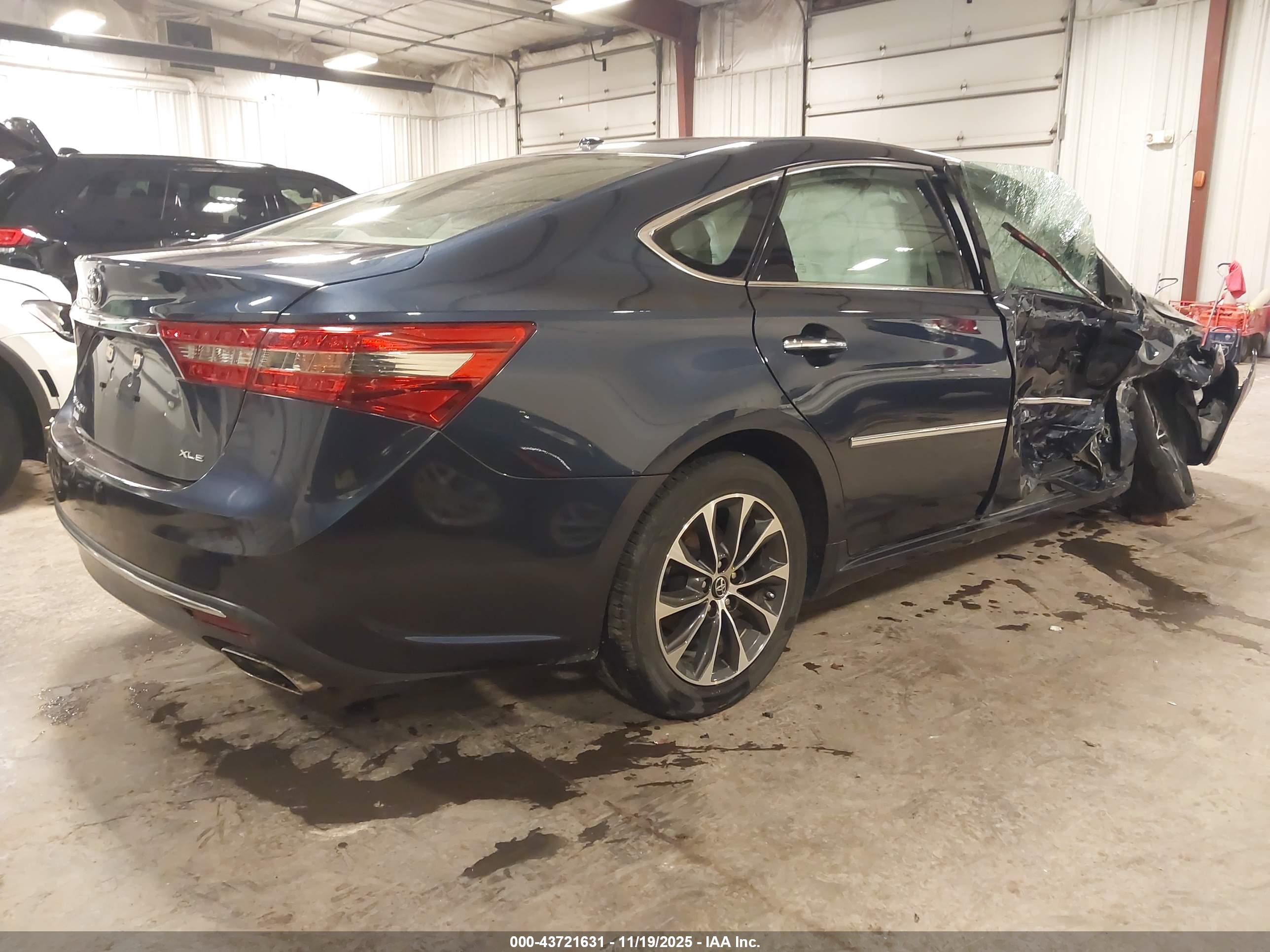 TOYOTA AVALON image 4