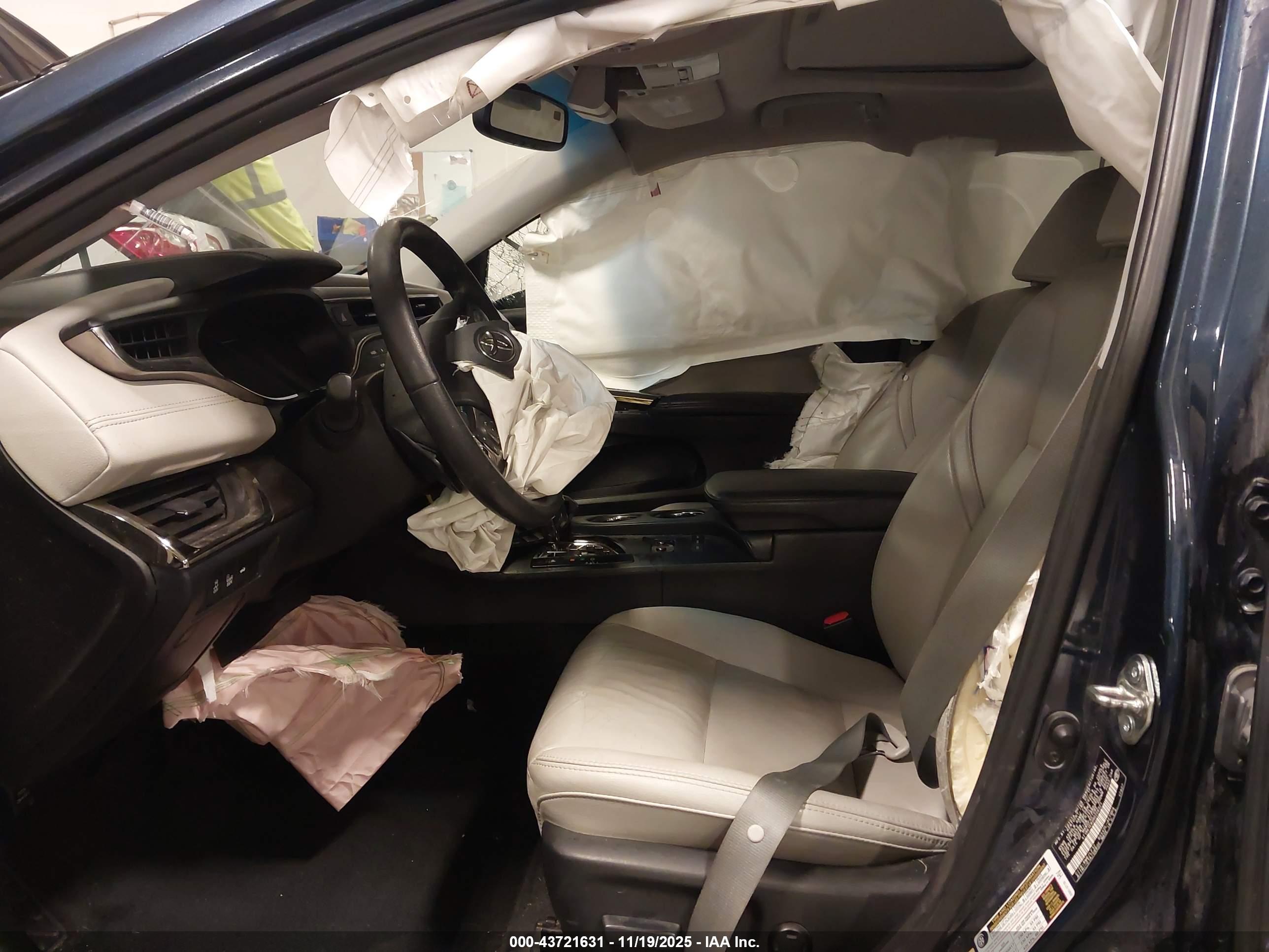 TOYOTA AVALON image 5