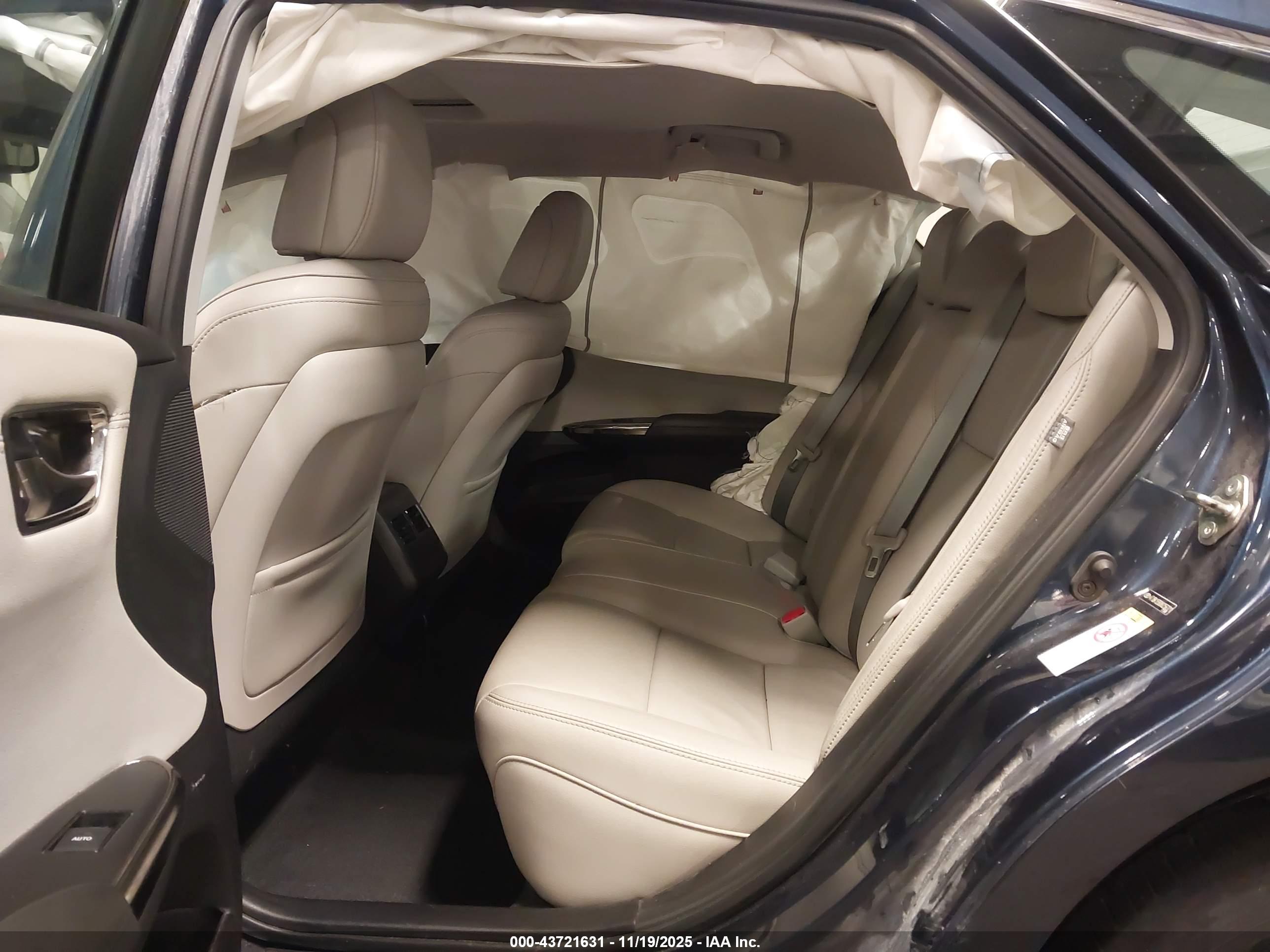 TOYOTA AVALON image 8