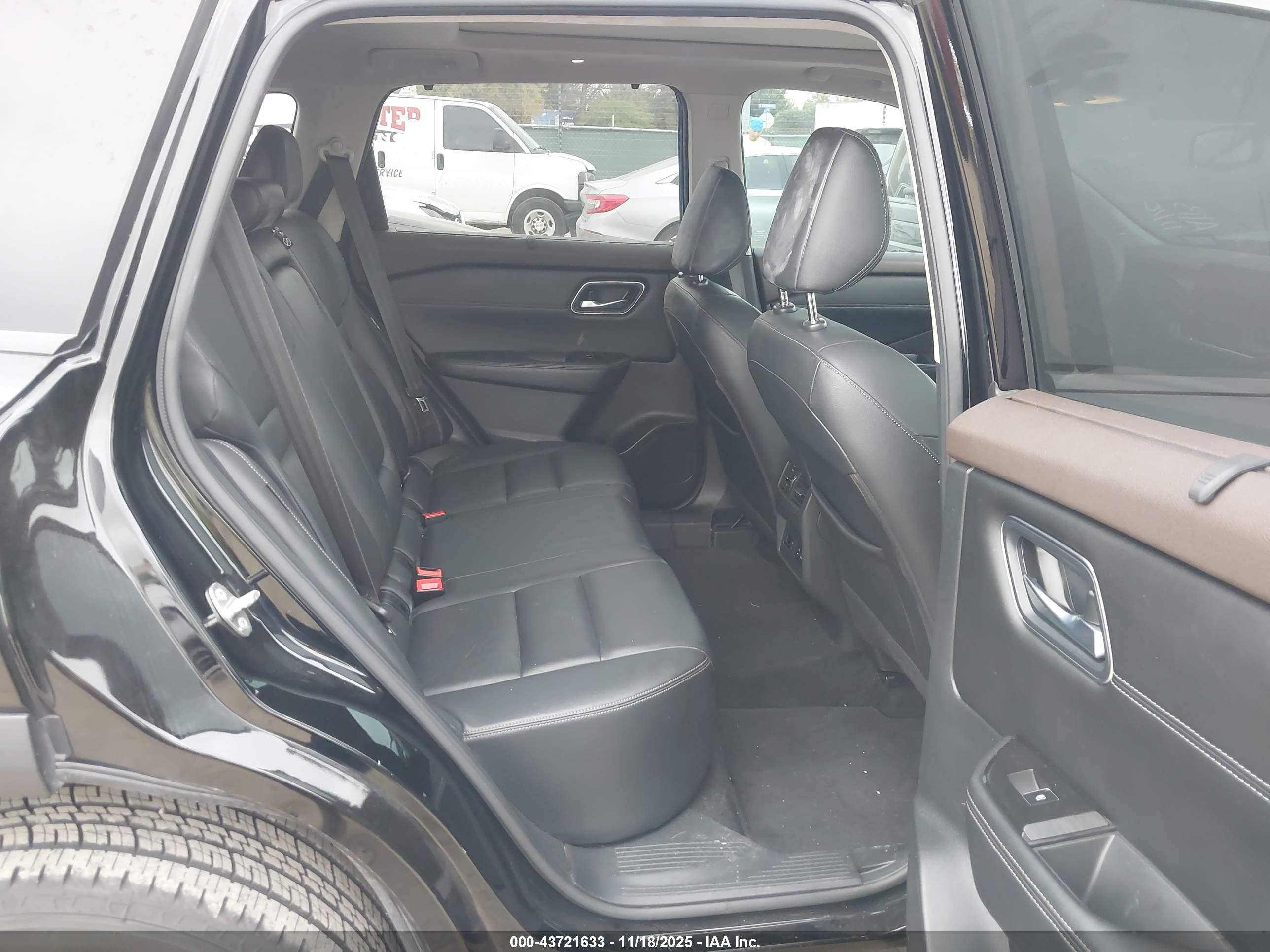 NISSAN ROGUE image 8