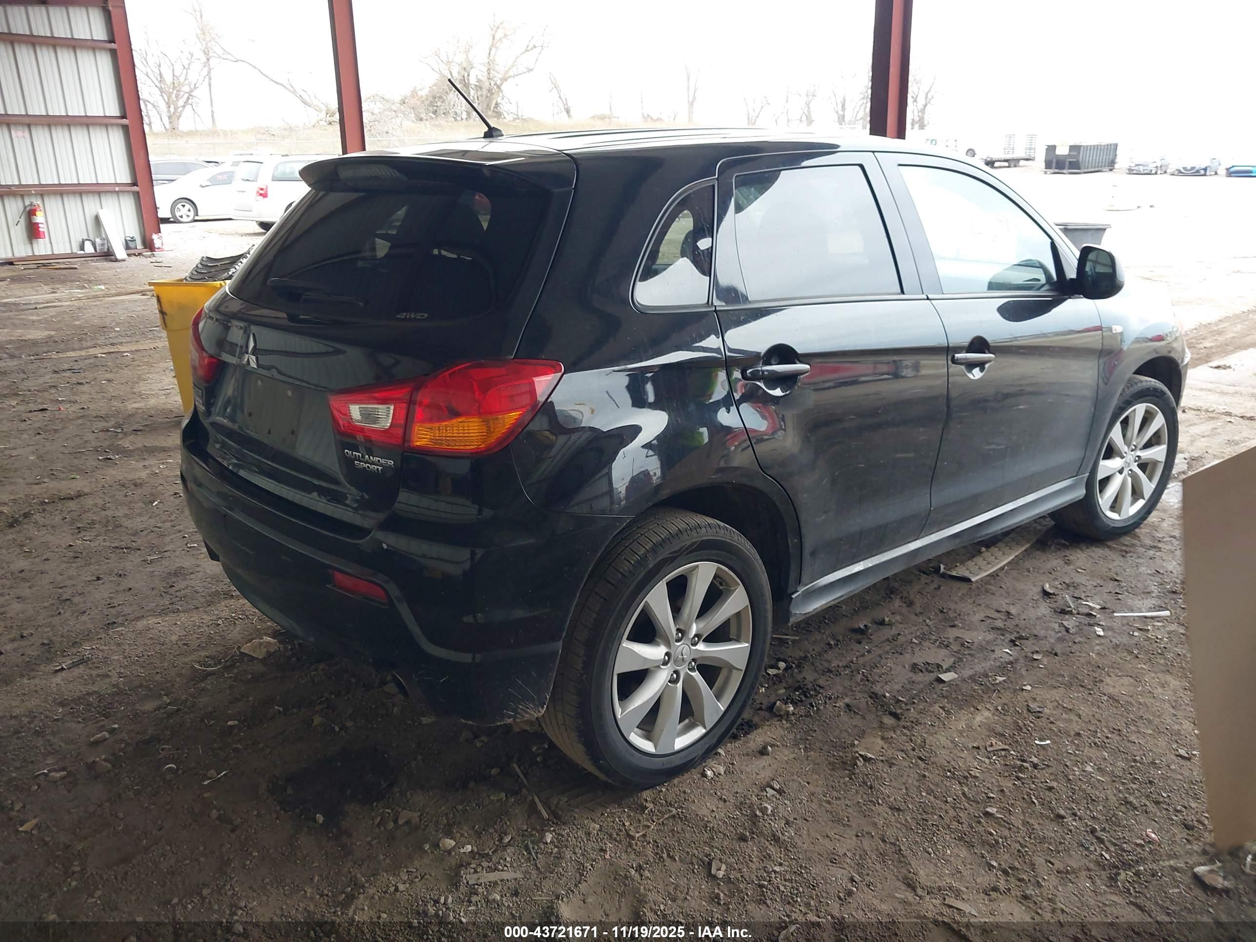 MITSUBISHI OUTLANDER image 4
