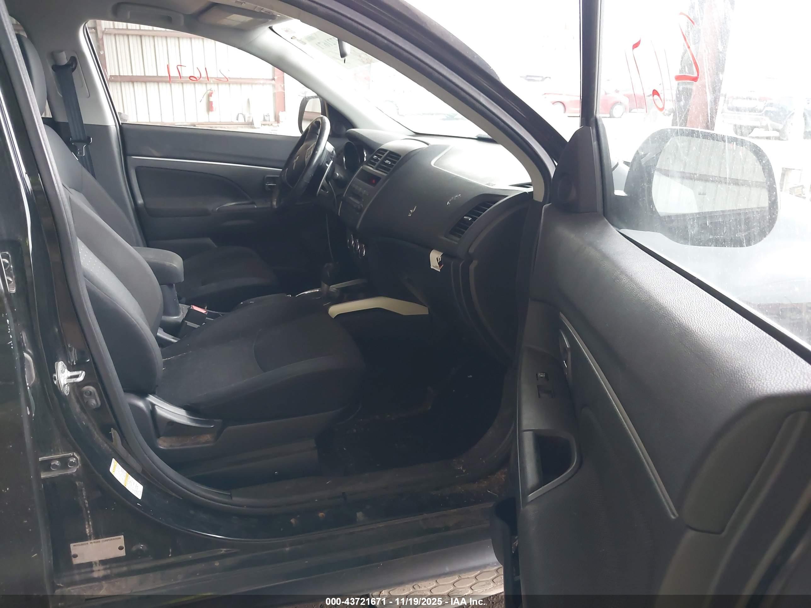 MITSUBISHI OUTLANDER image 5