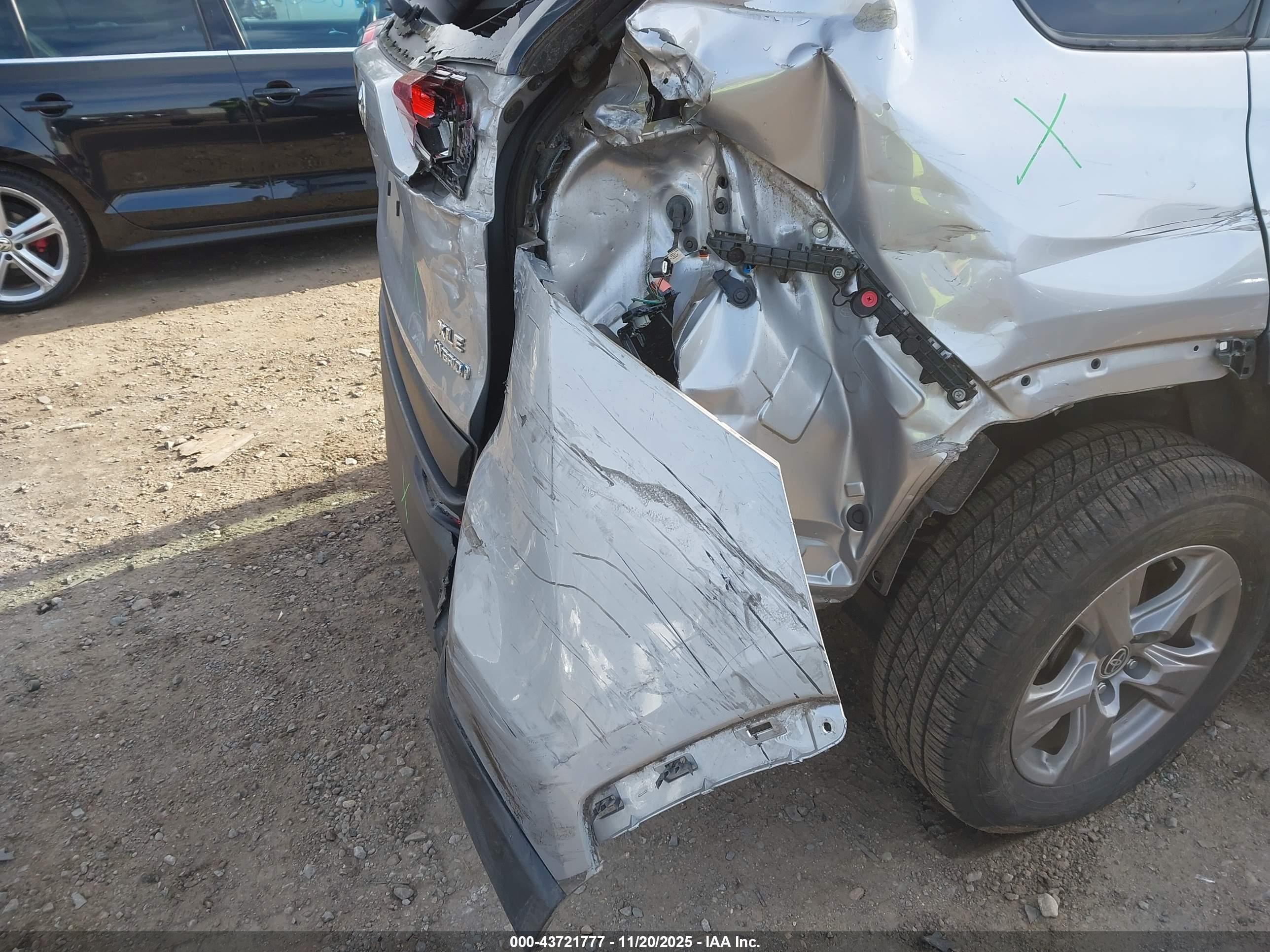 TOYOTA RAV4 image 6