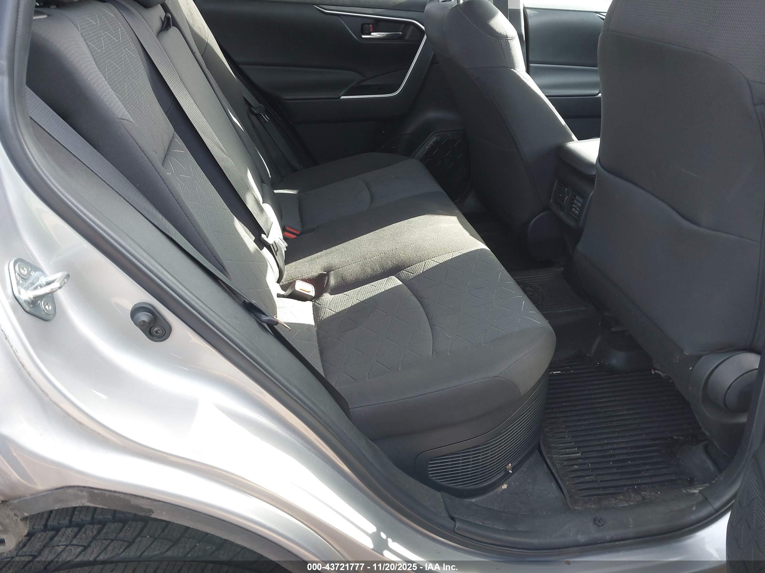 TOYOTA RAV4 image 8