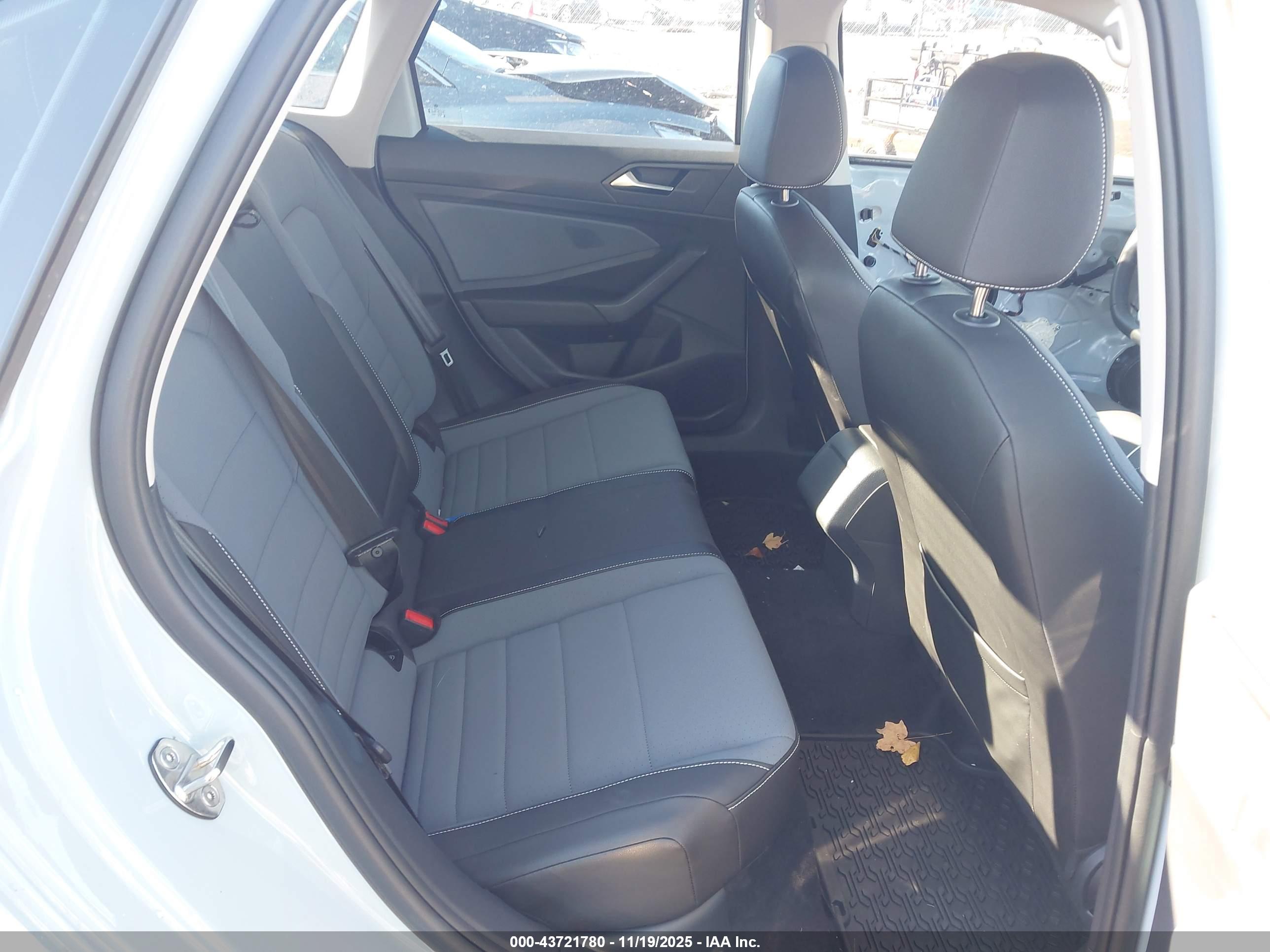 VOLKSWAGEN JETTA image 8