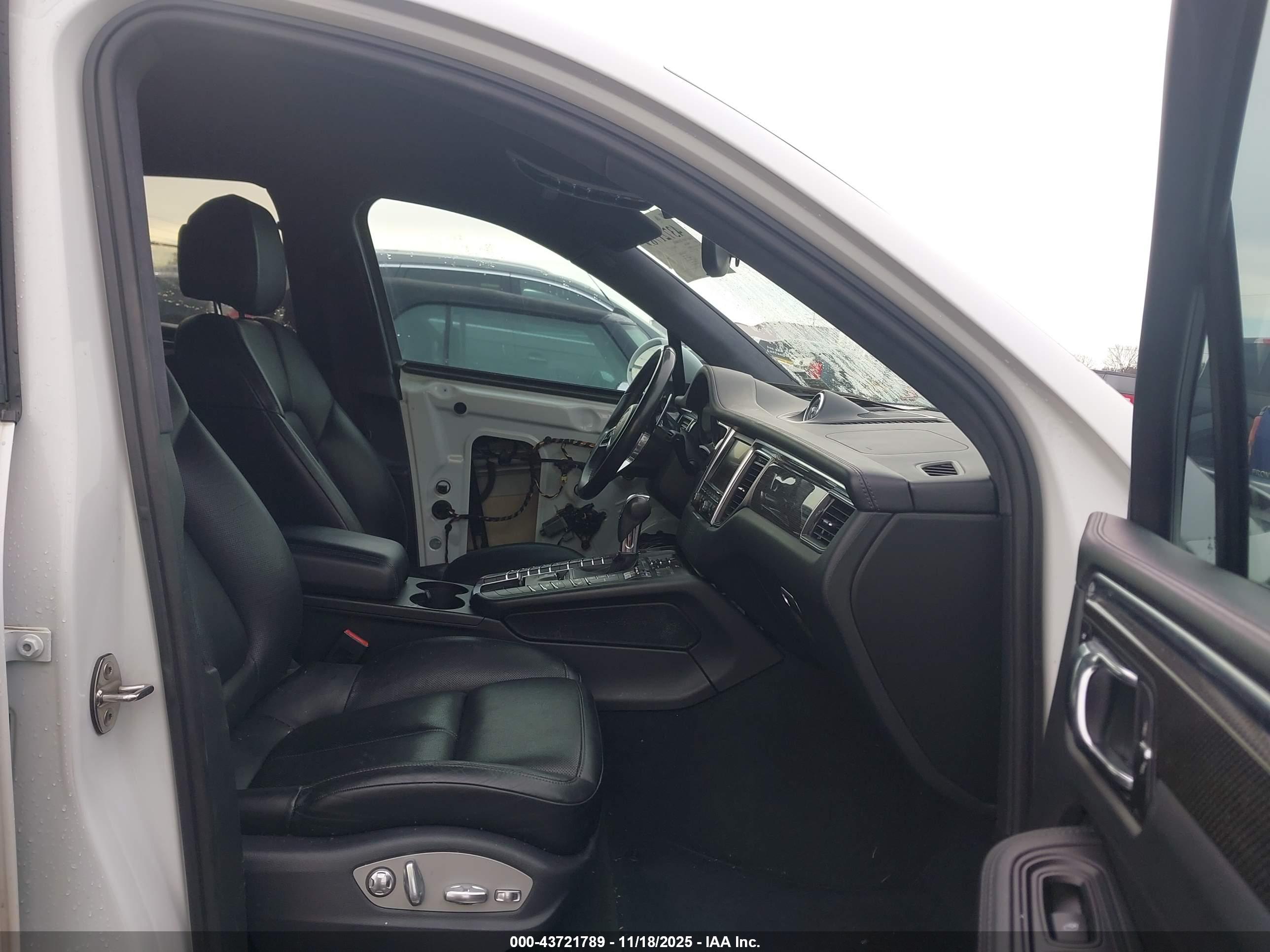 PORSCHE MACAN image 5