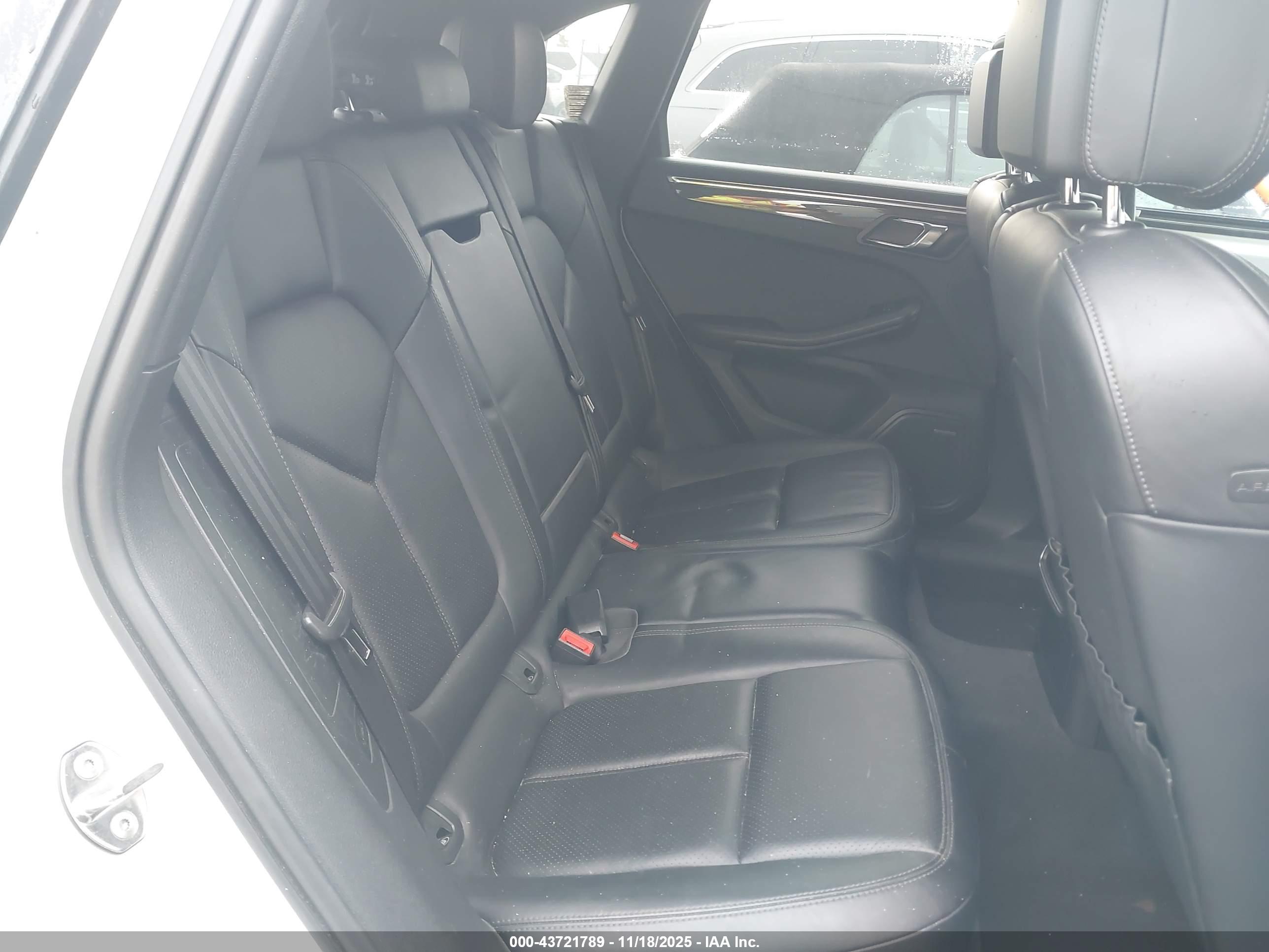 PORSCHE MACAN image 8