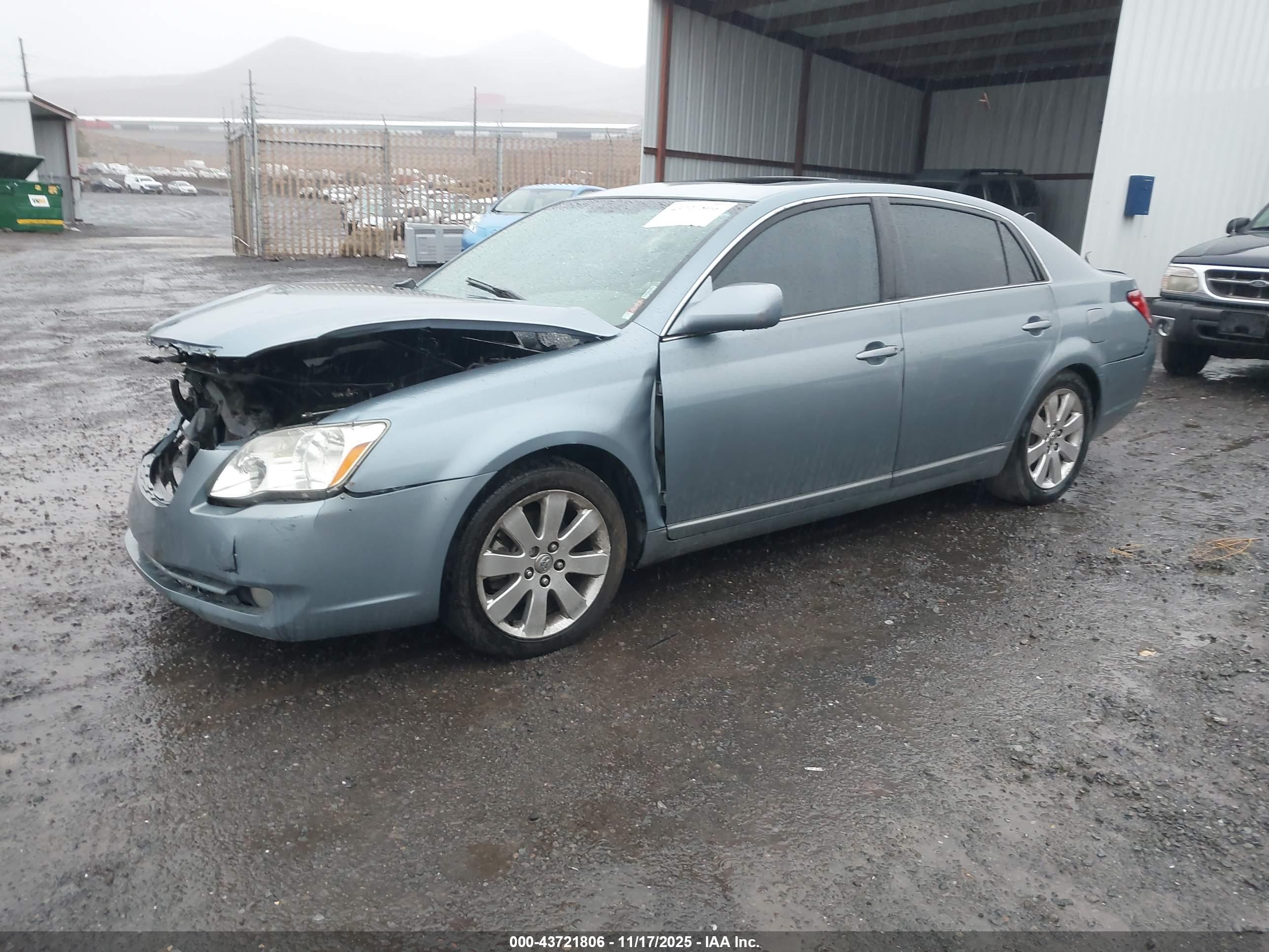 TOYOTA AVALON image 2