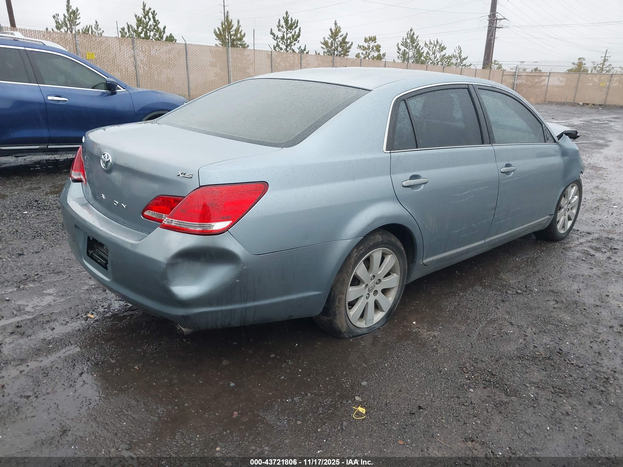 TOYOTA AVALON image 4