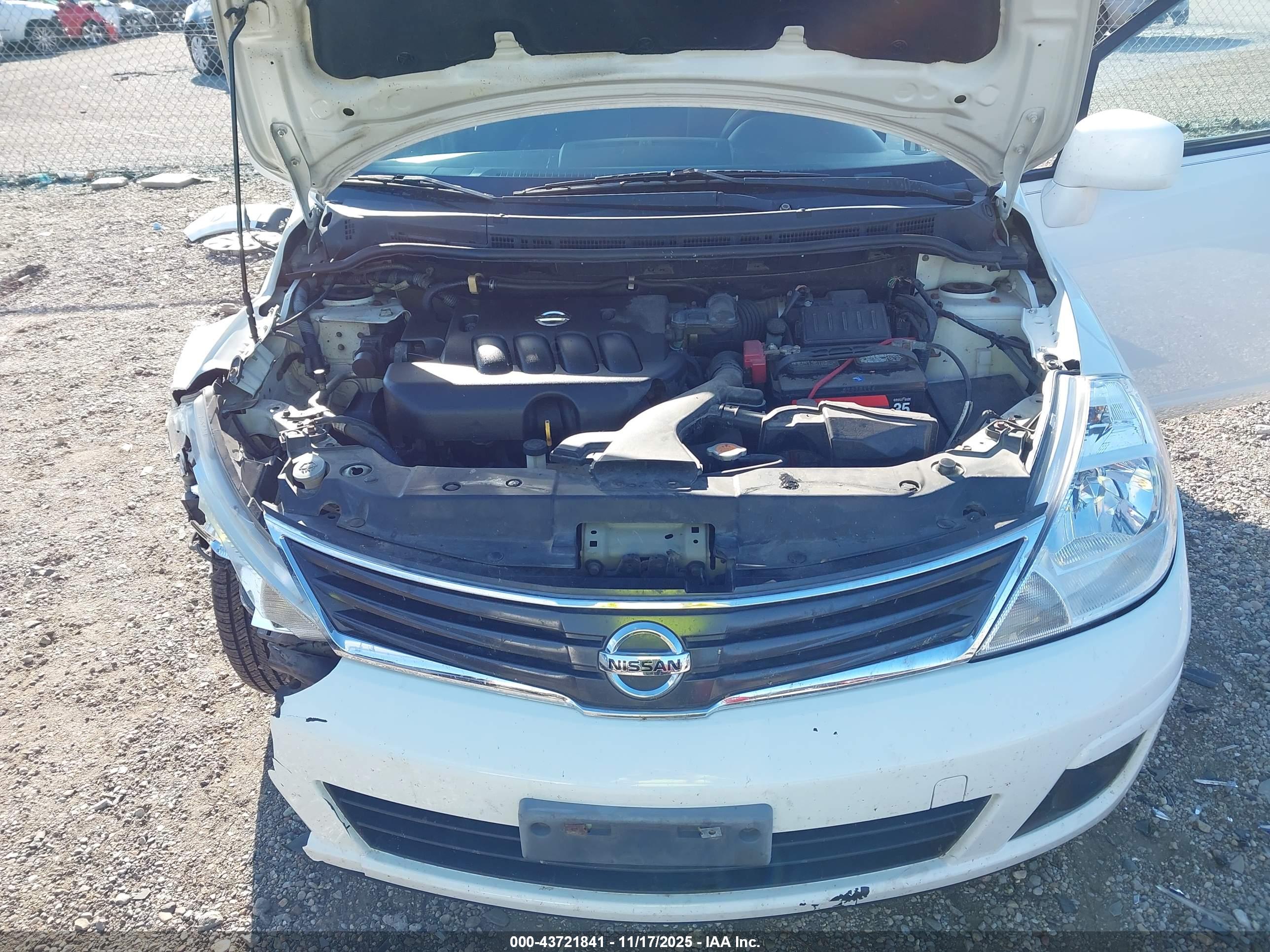 NISSAN VERSA image 10