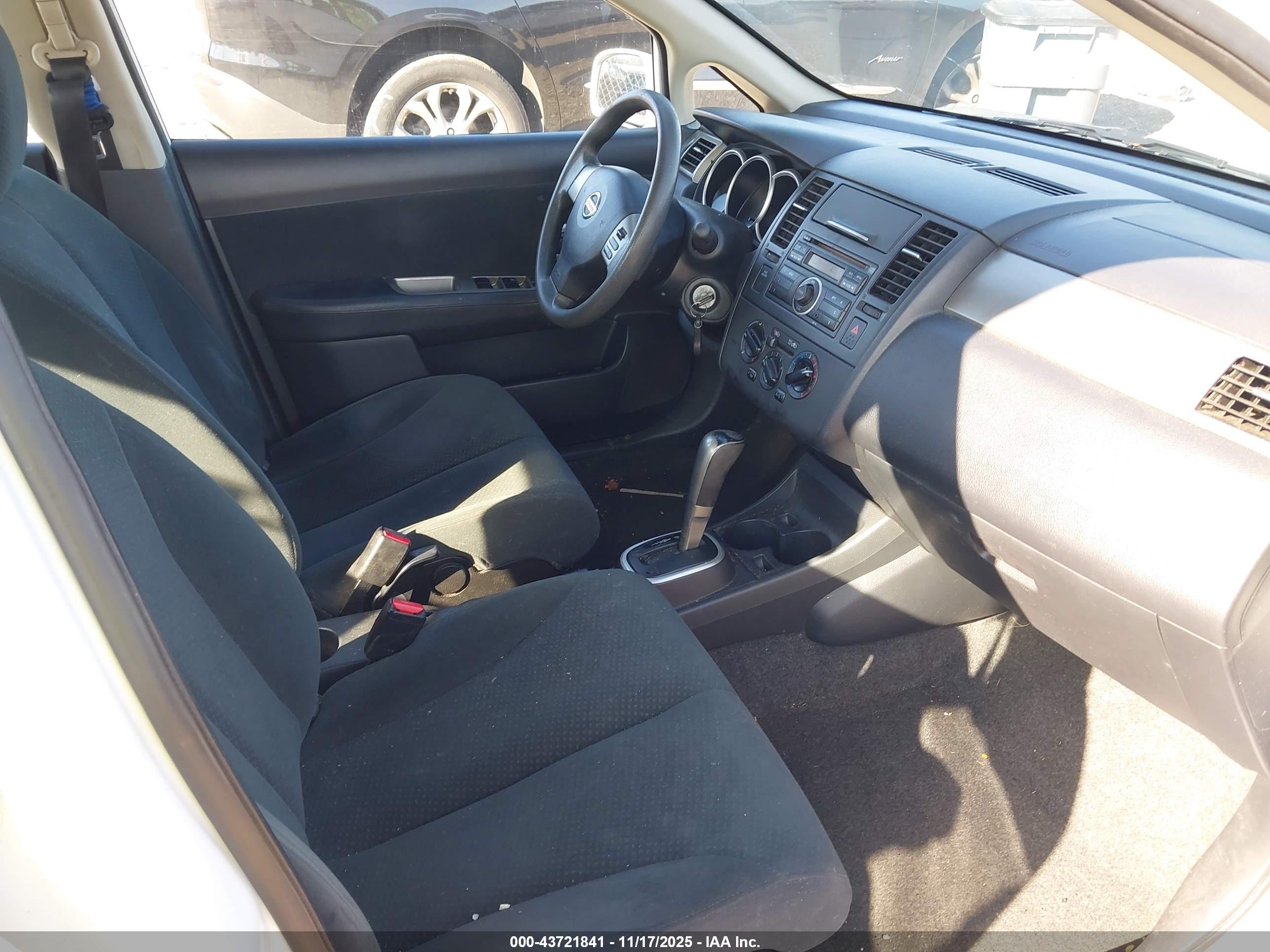 NISSAN VERSA image 5