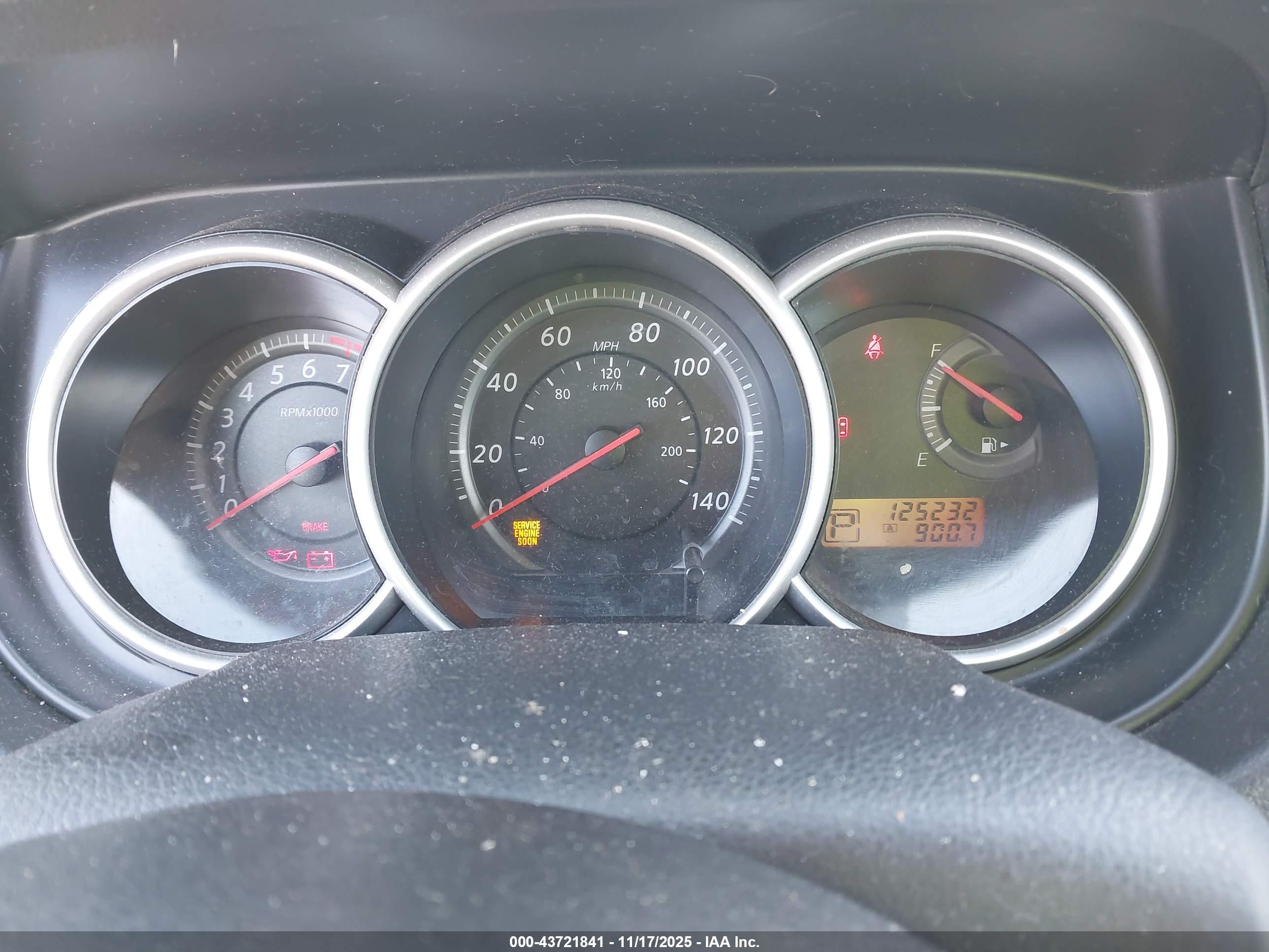 NISSAN VERSA image 7