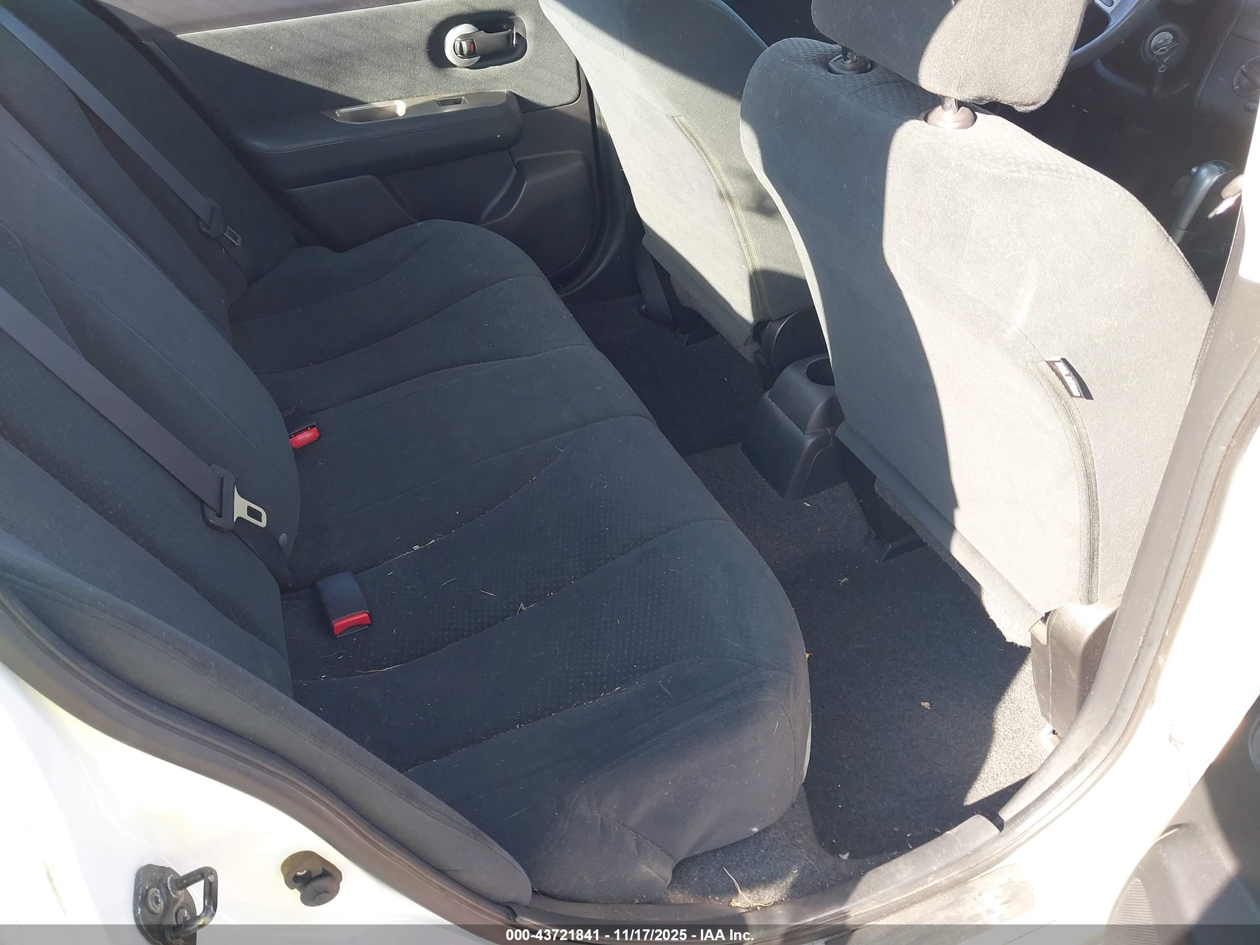 NISSAN VERSA image 8