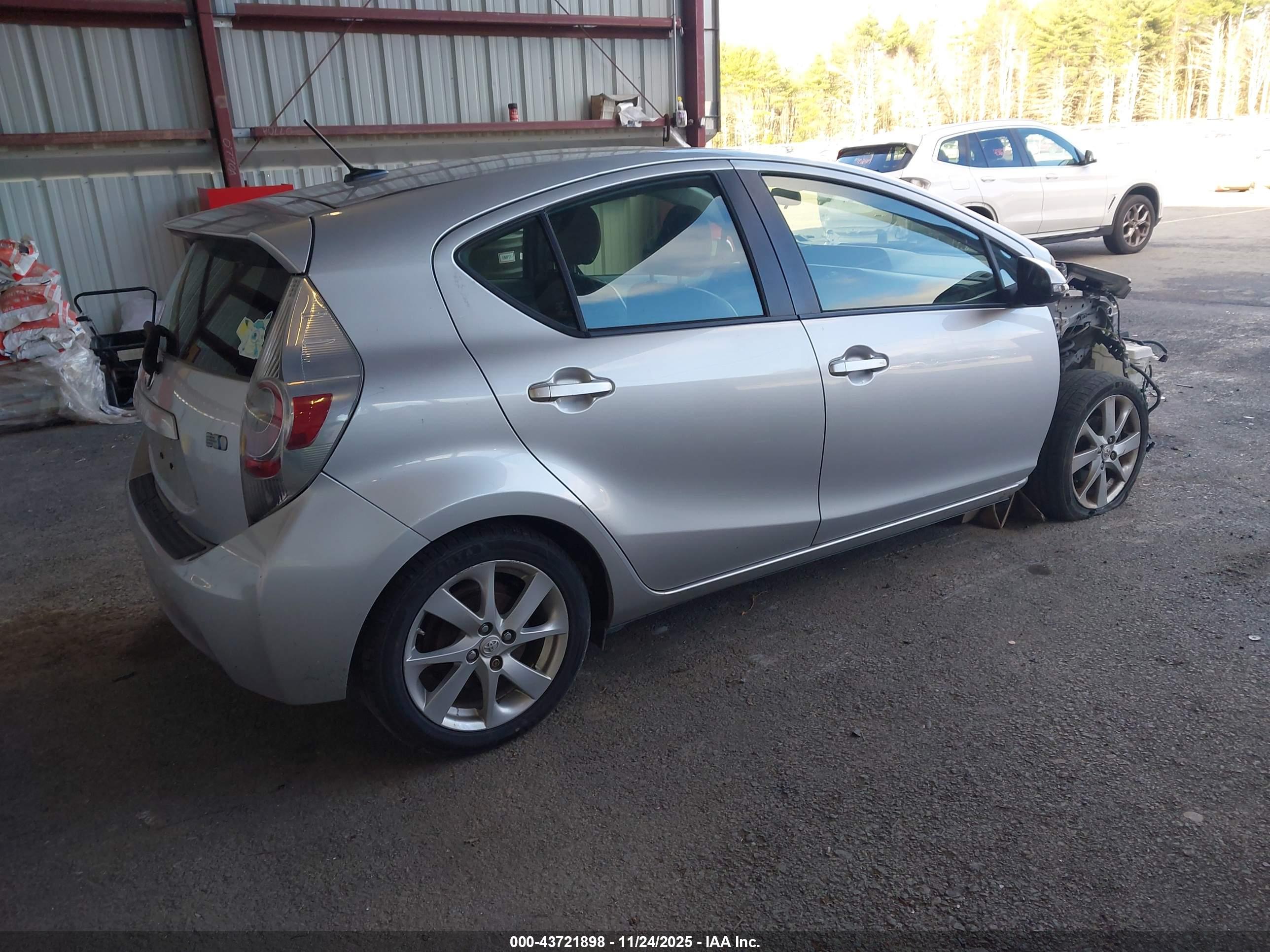 TOYOTA PRIUS image 4