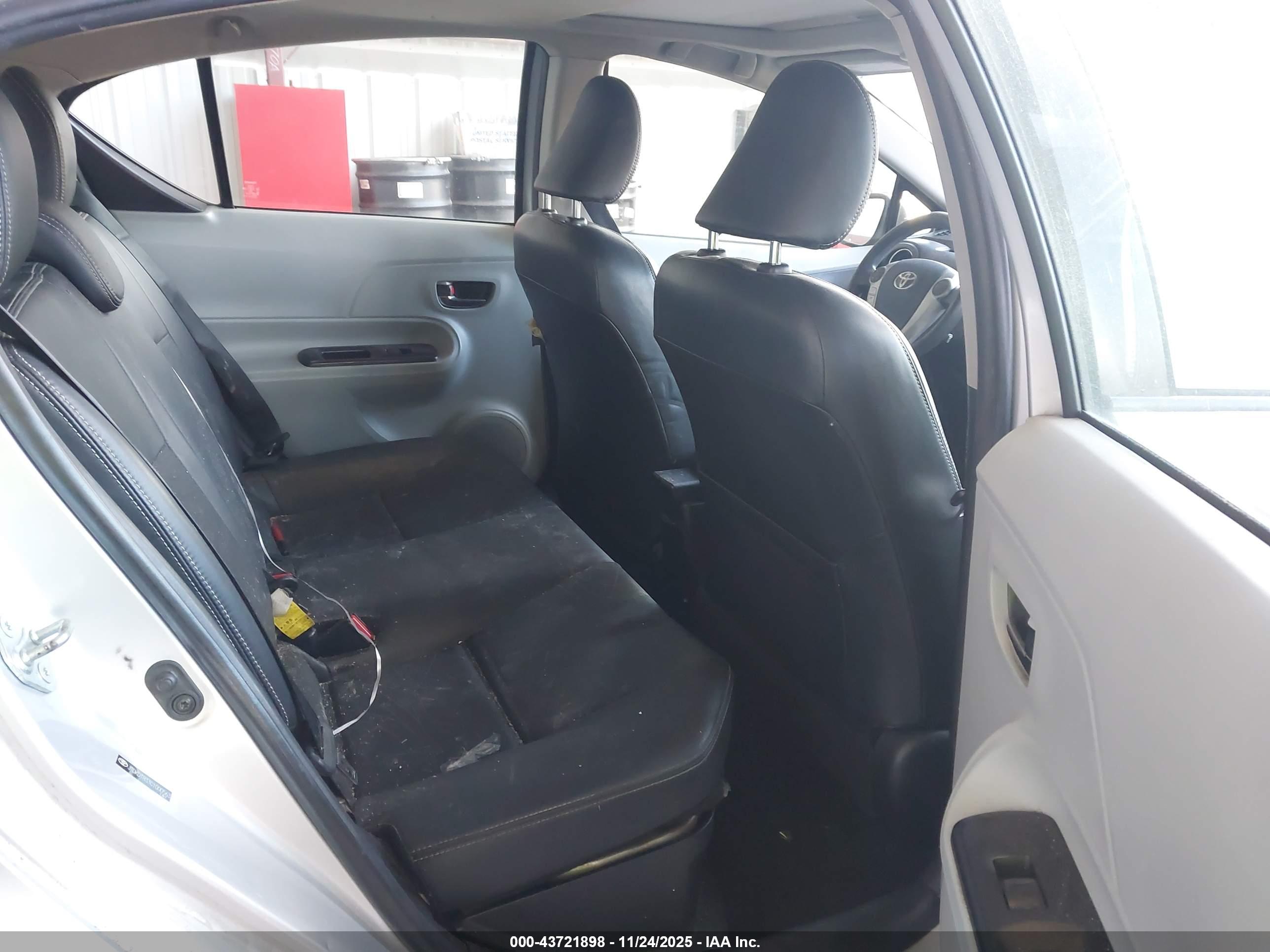 TOYOTA PRIUS image 8