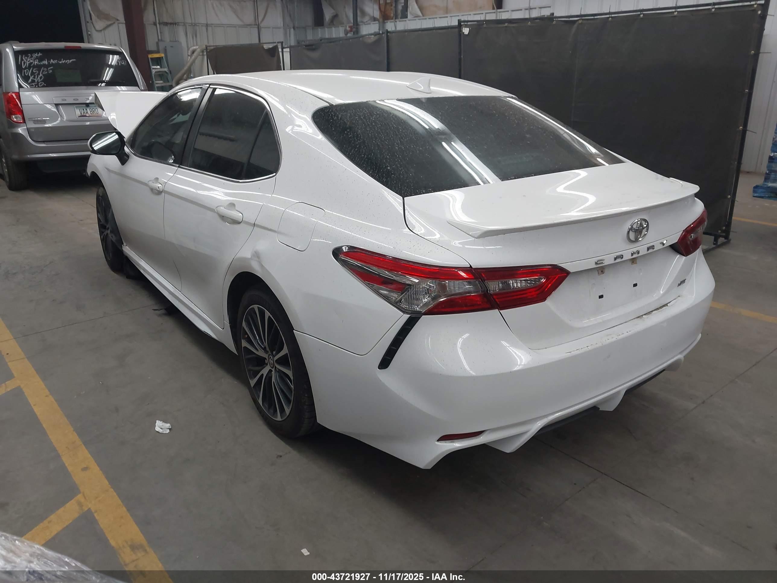 TOYOTA CAMRY image 3
