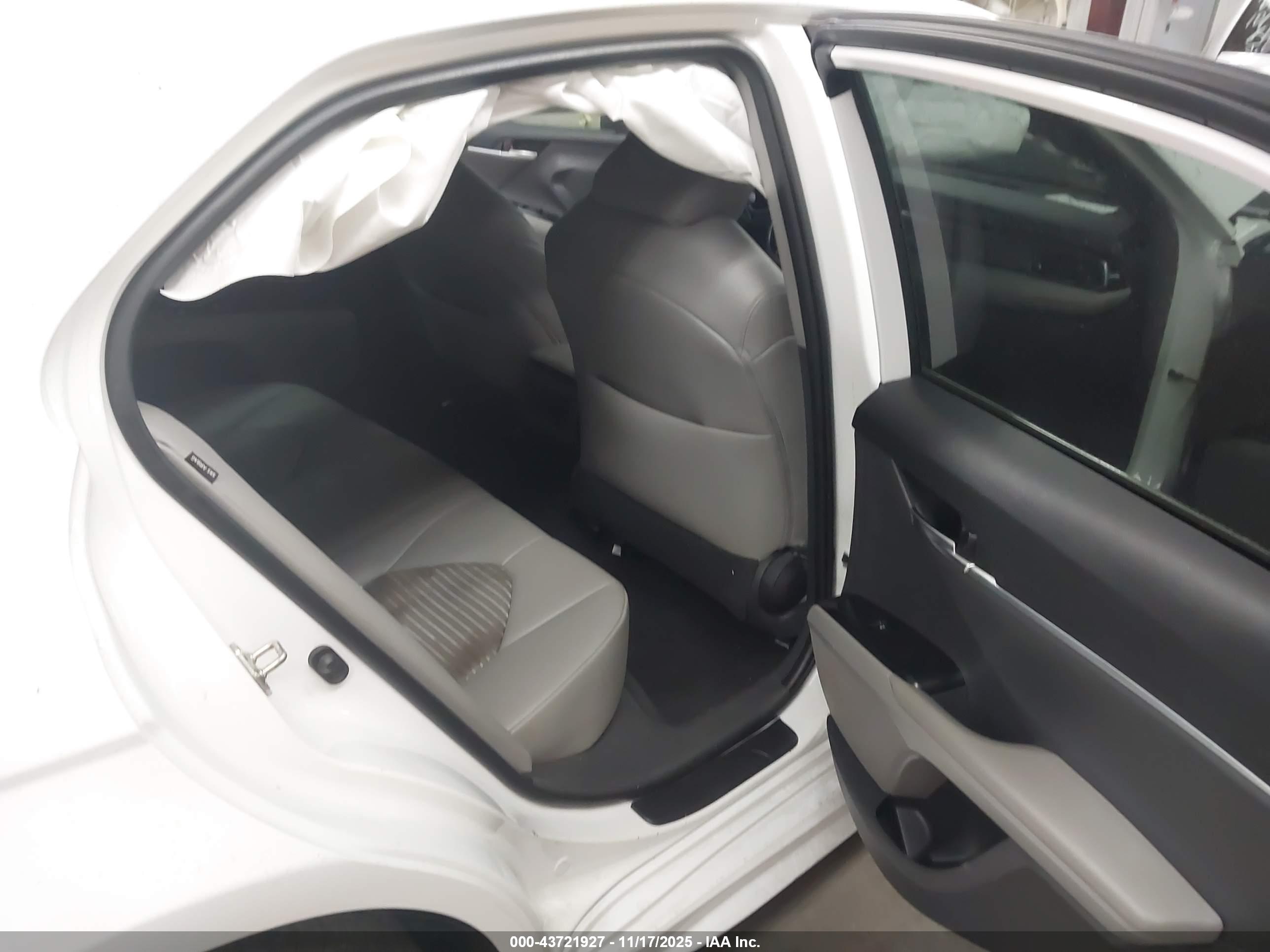 TOYOTA CAMRY image 8