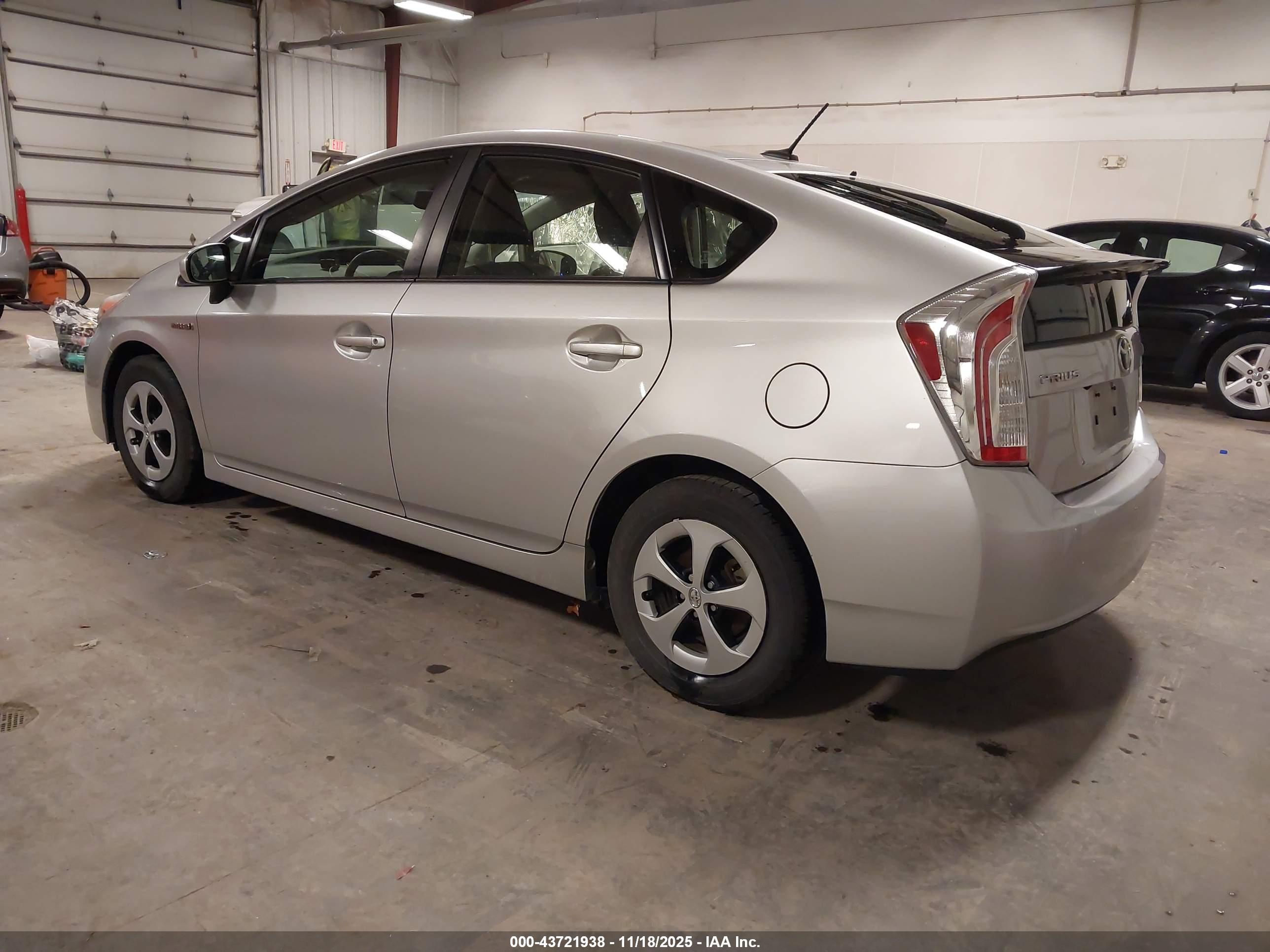 TOYOTA PRIUS image 3