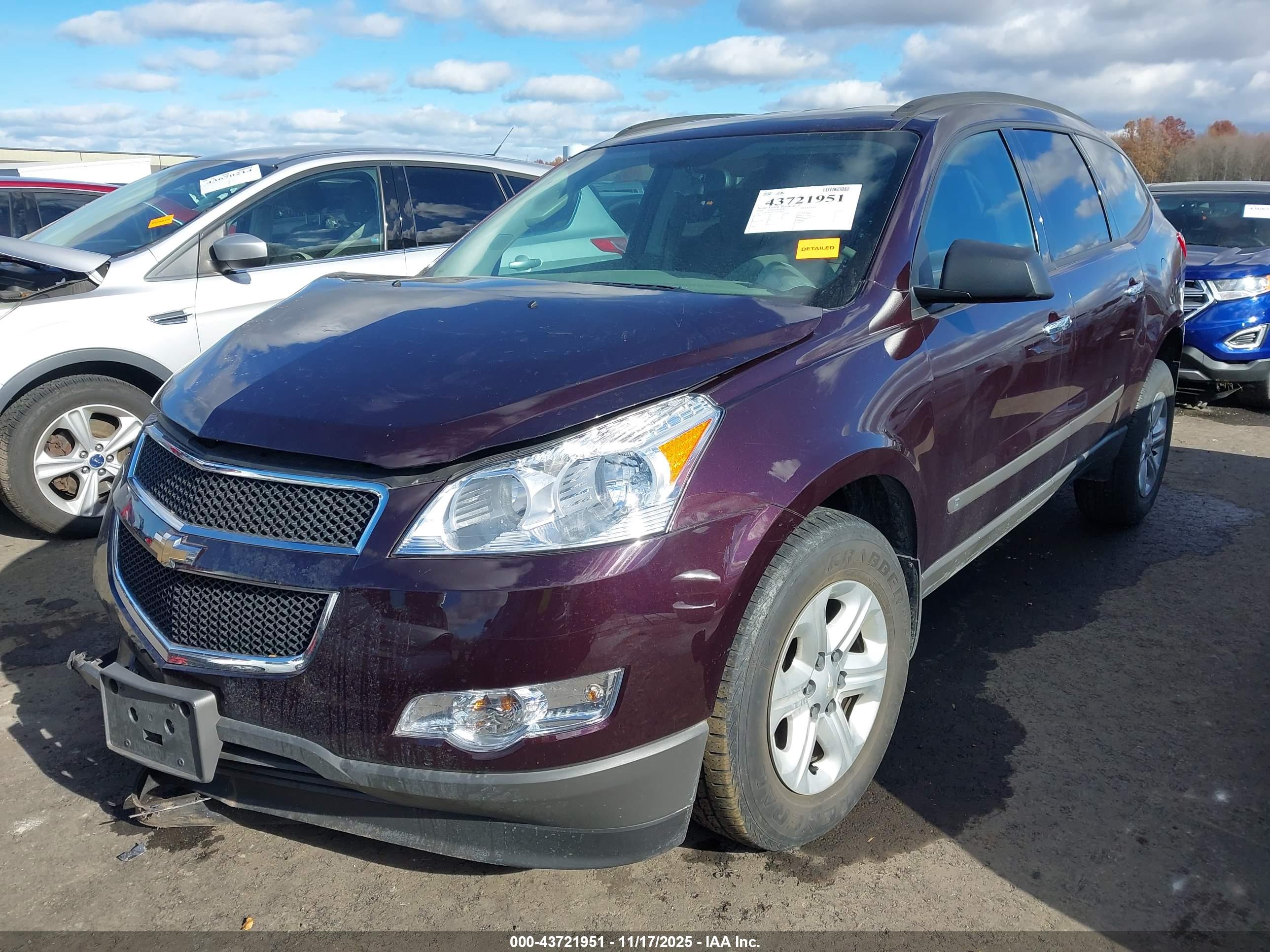 CHEVROLET TRAVERSE image 2