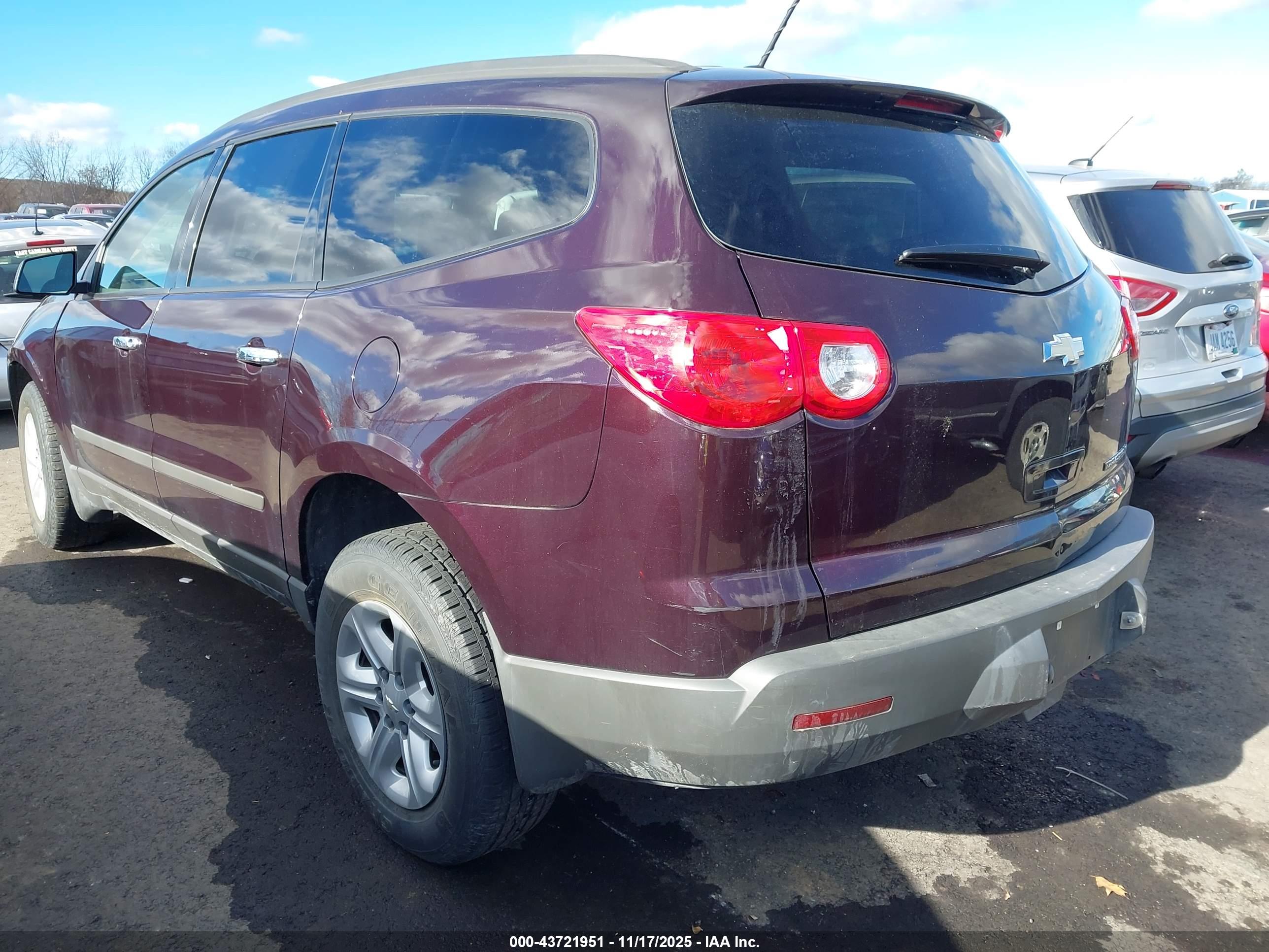 CHEVROLET TRAVERSE image 3