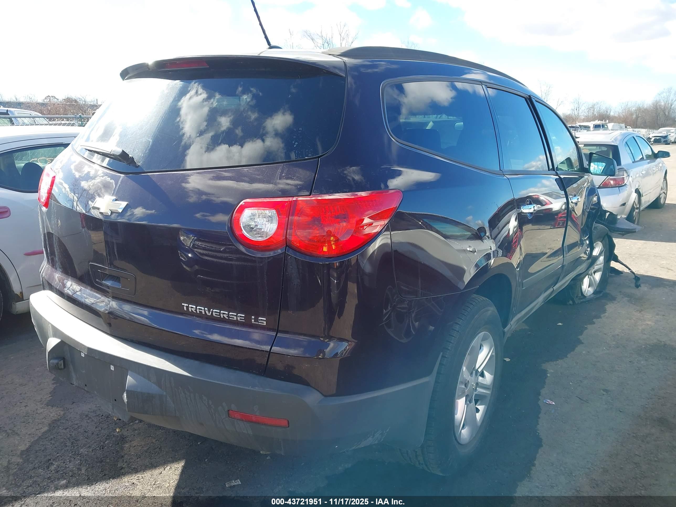 CHEVROLET TRAVERSE image 4