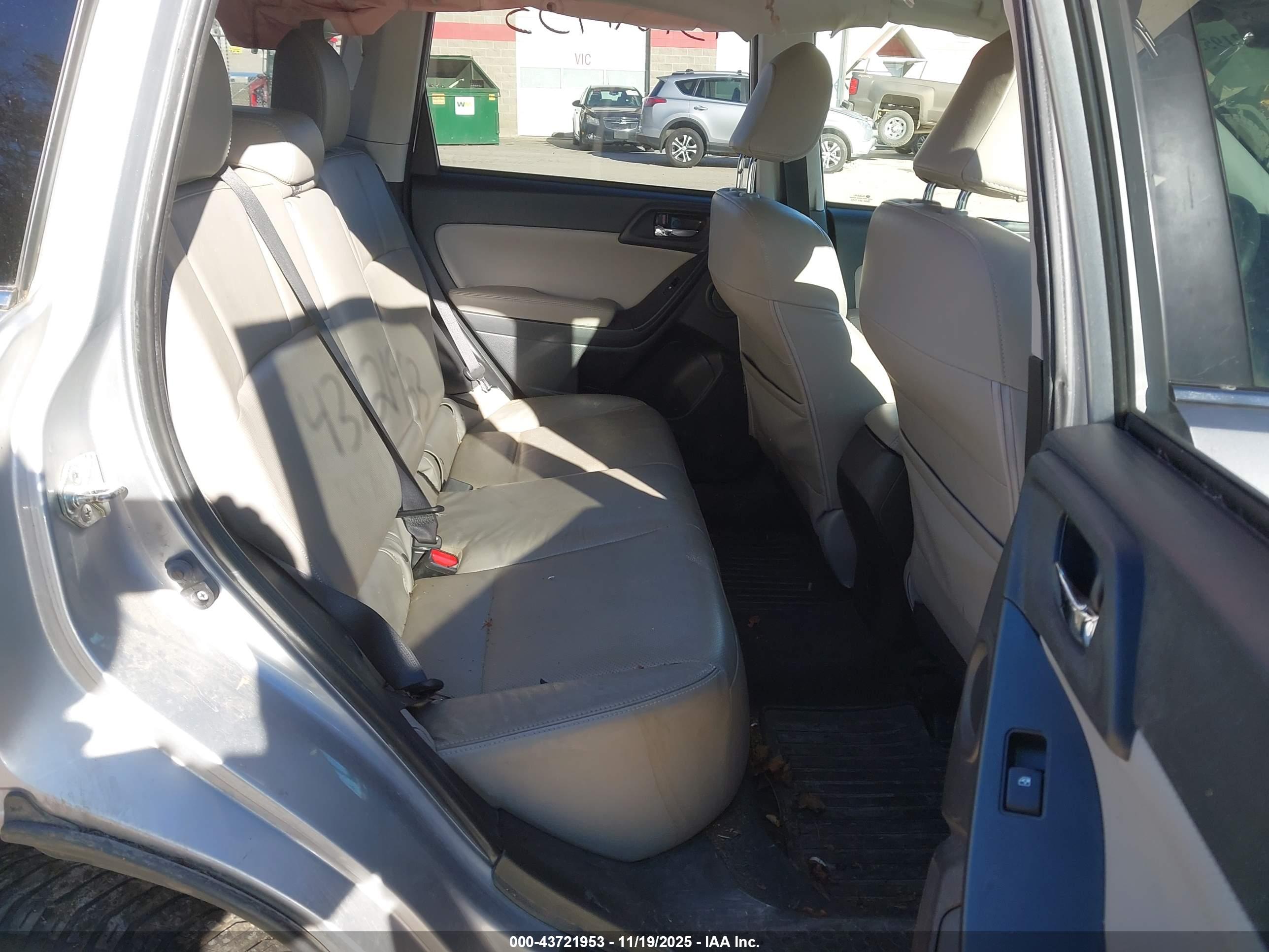 SUBARU FORESTER image 8