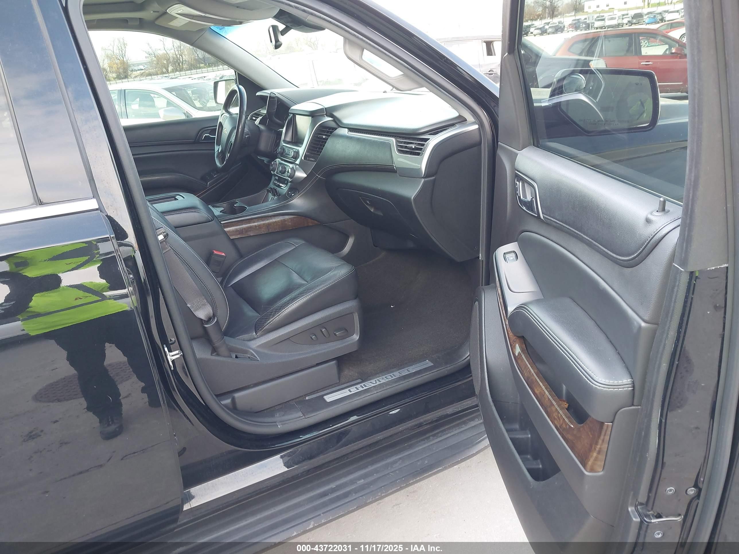 CHEVROLET SUBURBAN image 5