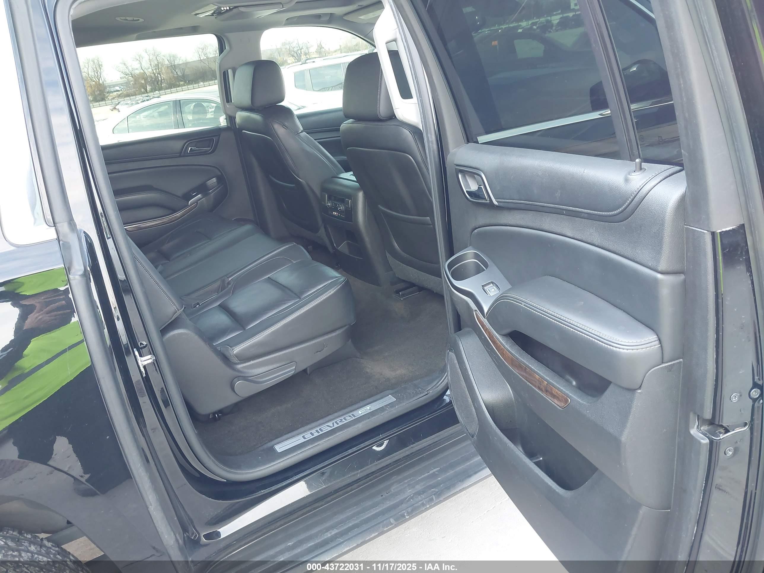 CHEVROLET SUBURBAN image 8