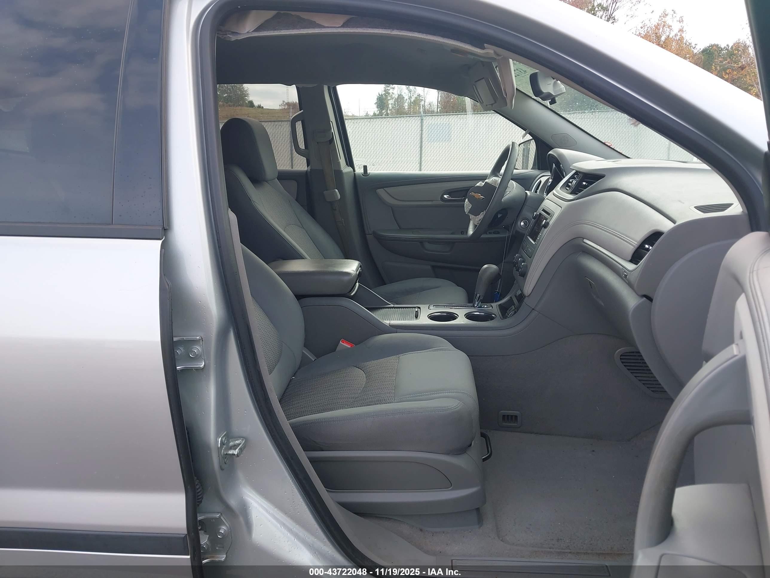 CHEVROLET TRAVERSE image 5