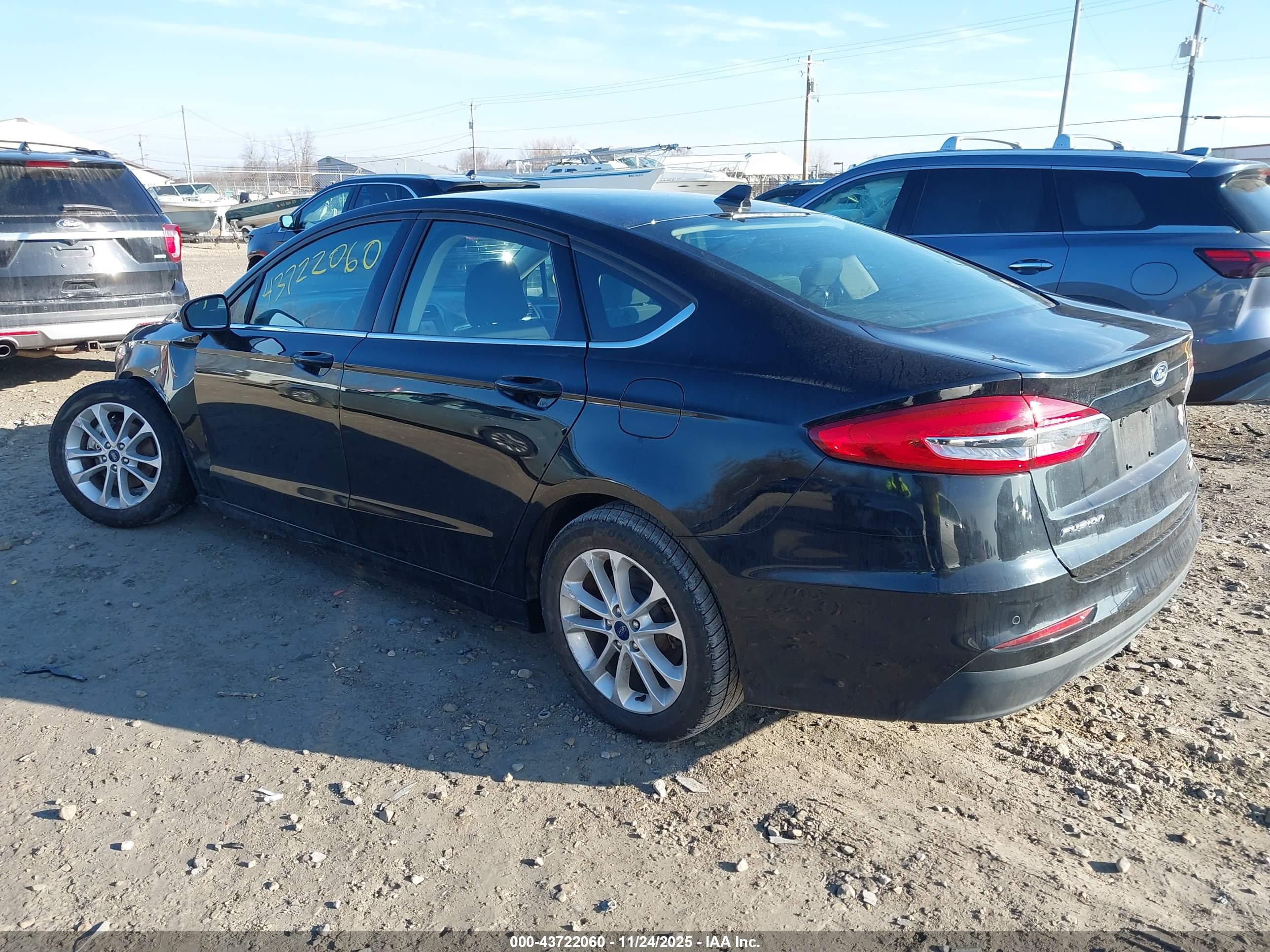FORD FUSION image 3