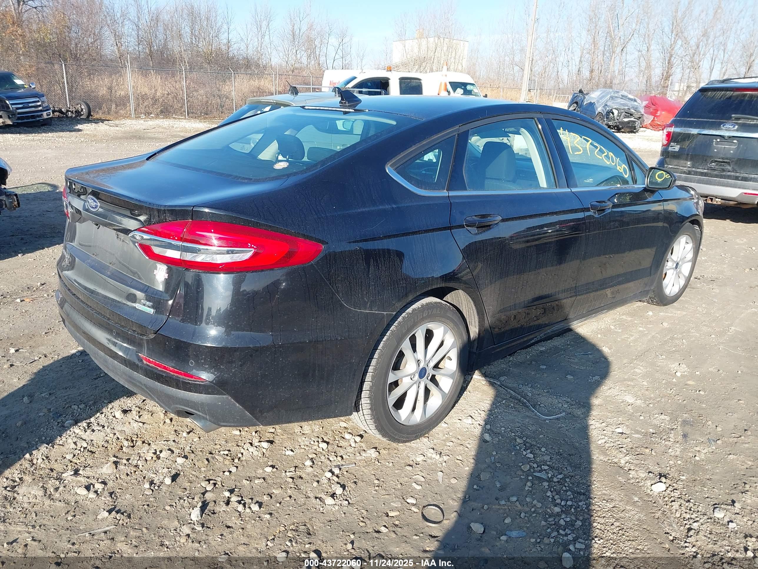 FORD FUSION image 4
