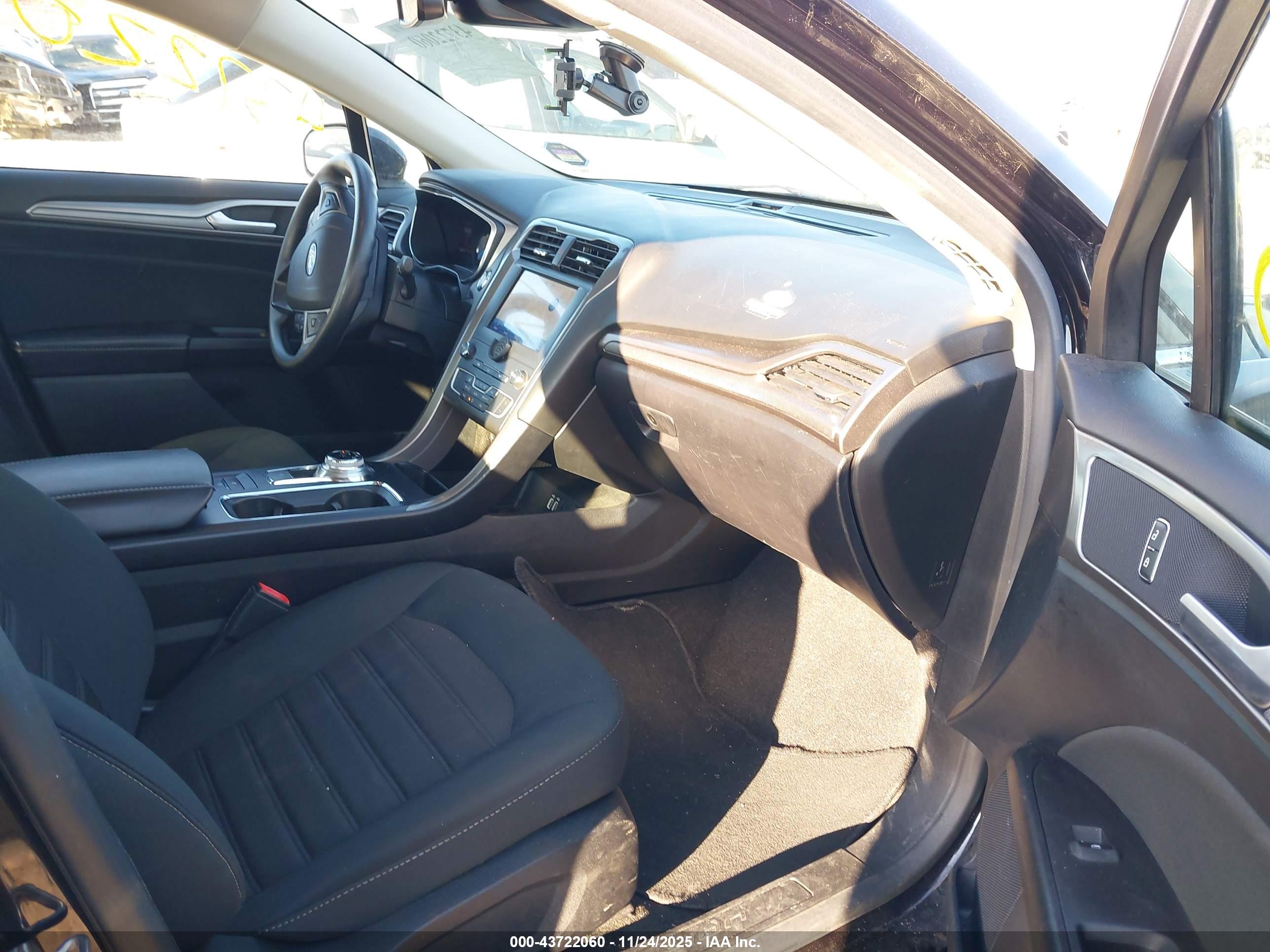 FORD FUSION image 5