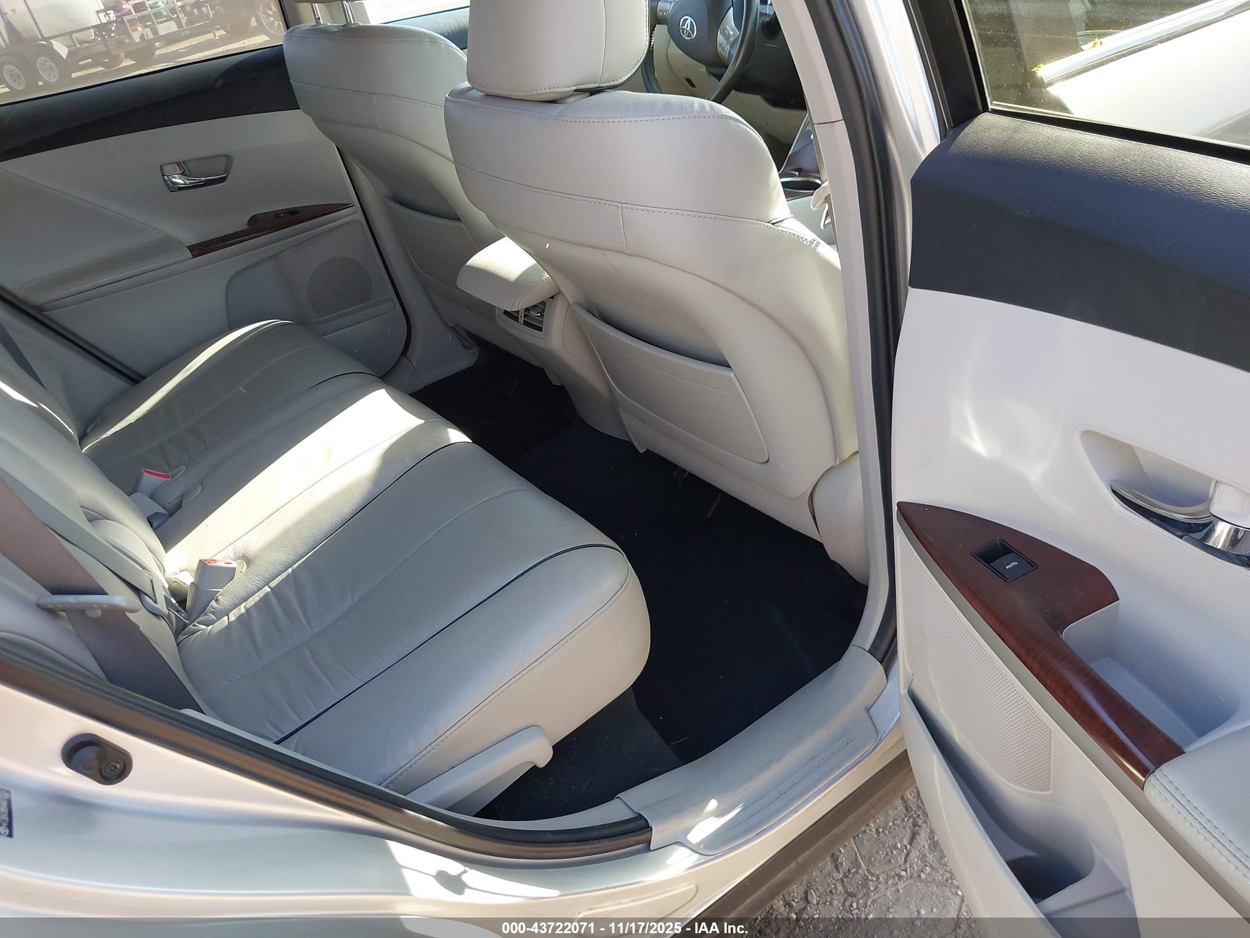 TOYOTA VENZA image 8
