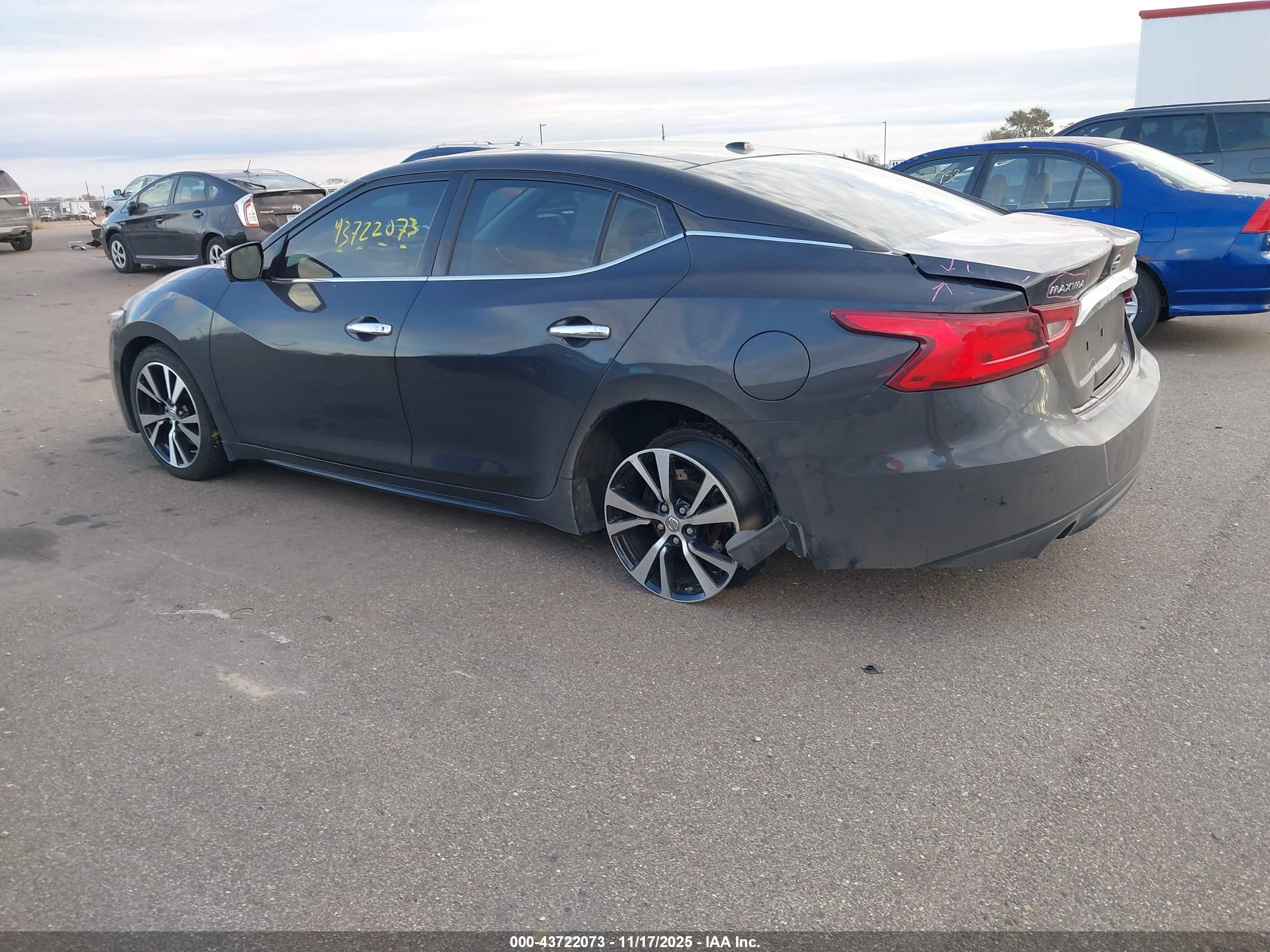 NISSAN MAXIMA image 3