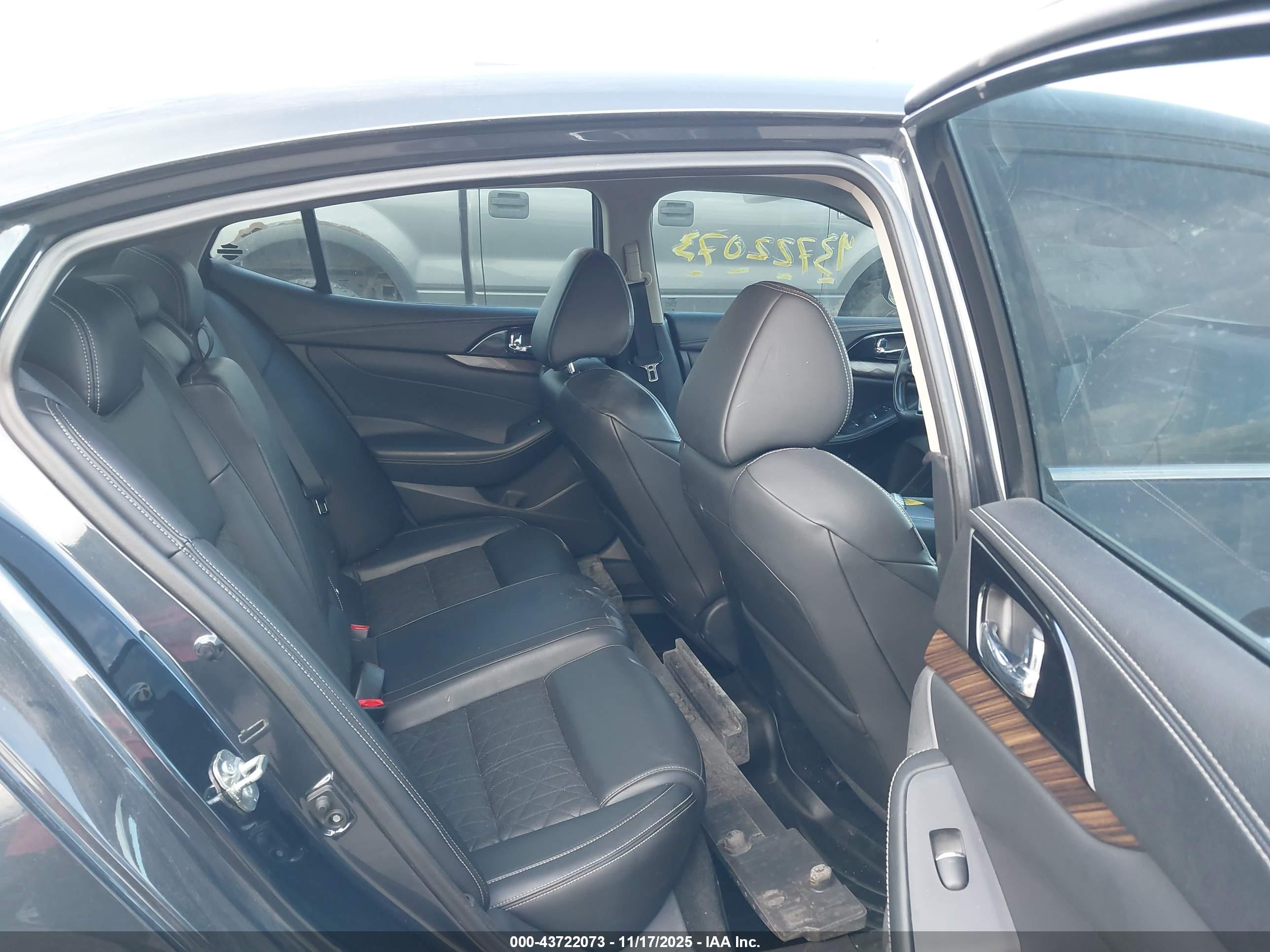NISSAN MAXIMA image 8