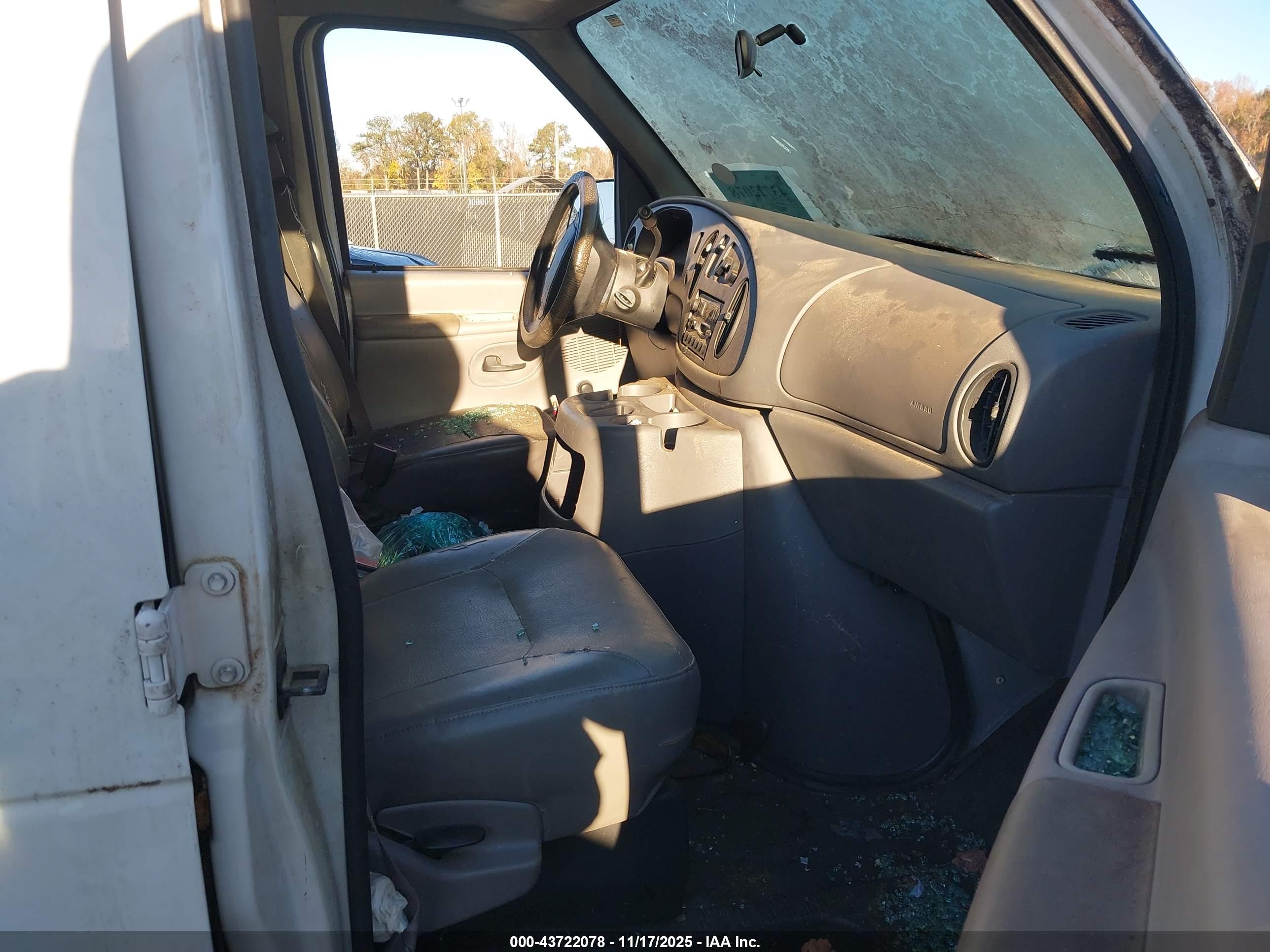 FORD E-150 image 5