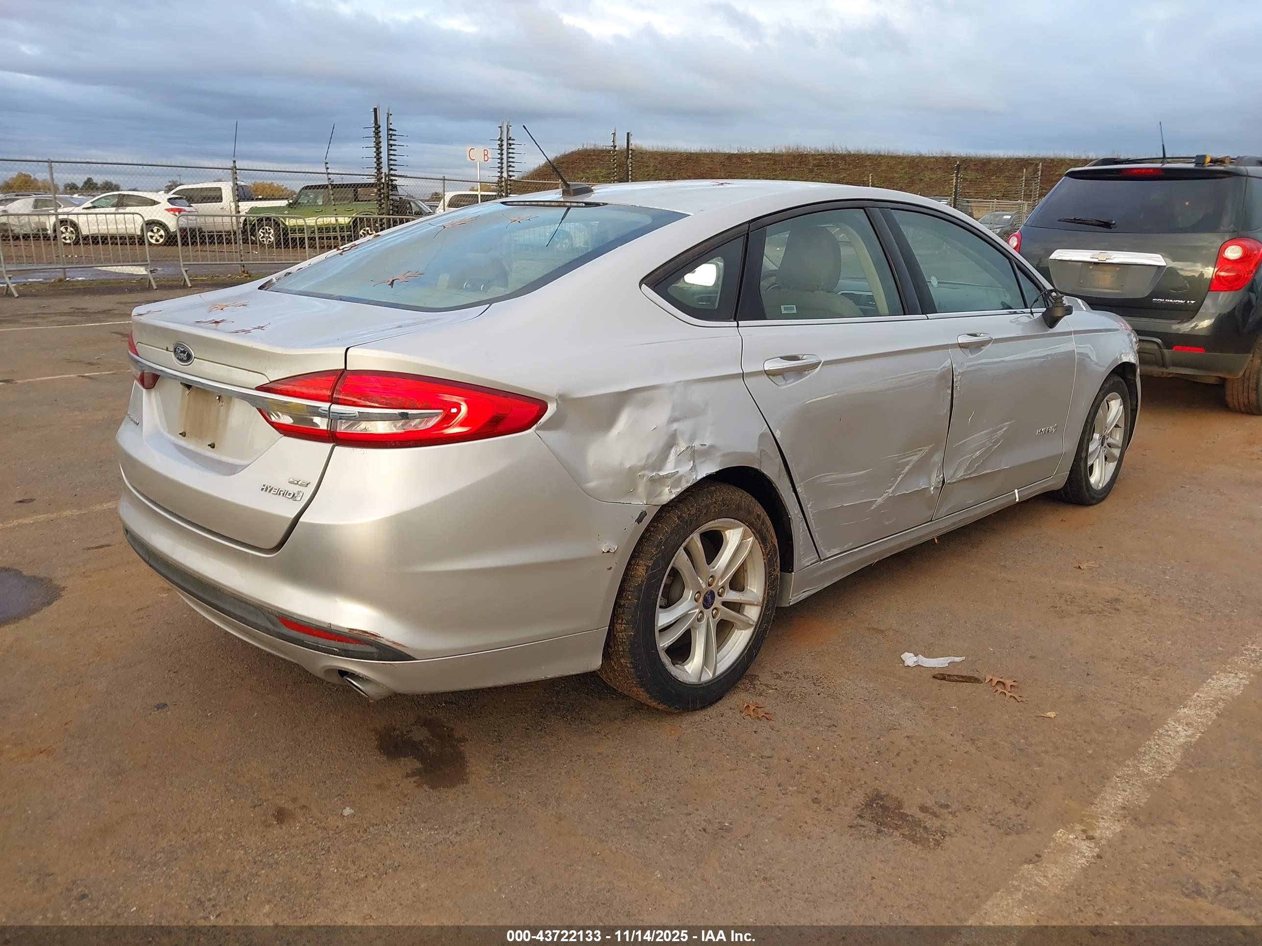 FORD FUSION image 4