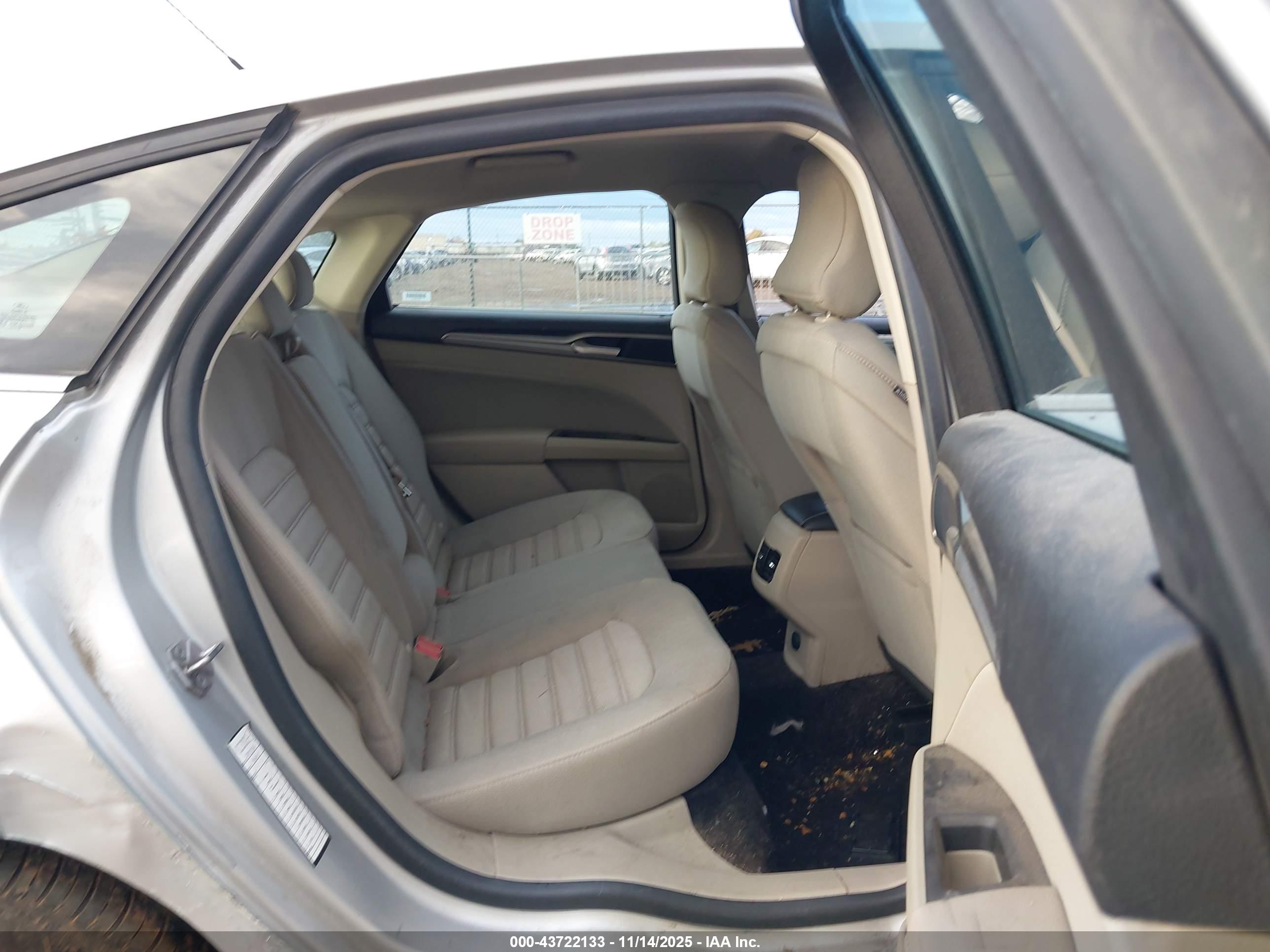 FORD FUSION image 8