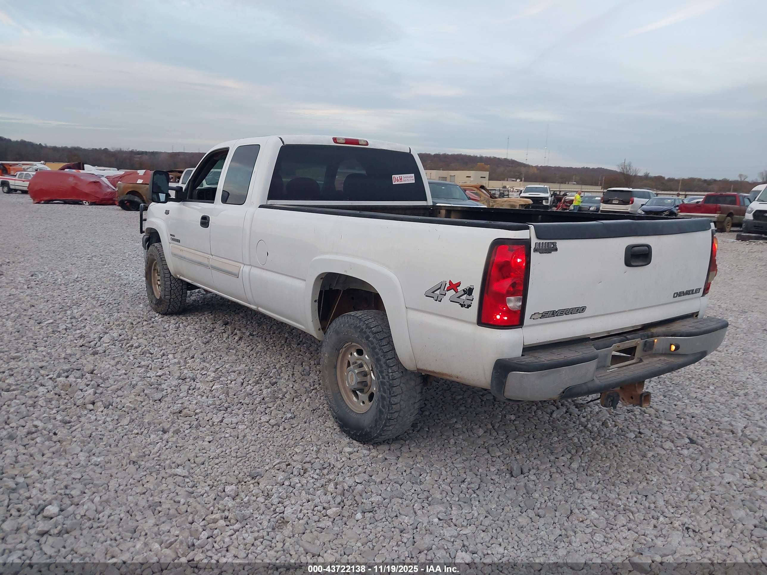 CHEVROLET SILVERADO image 3