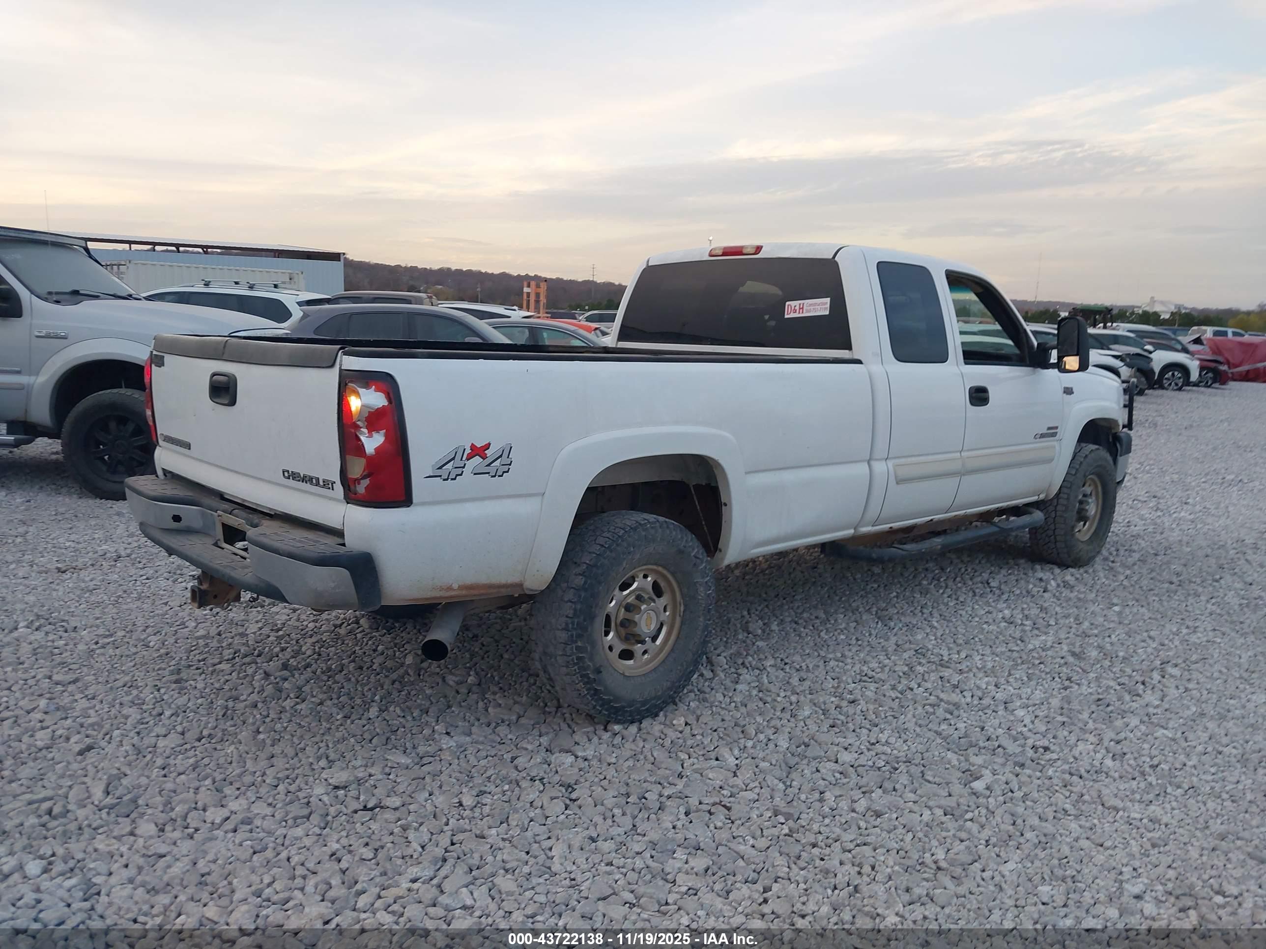CHEVROLET SILVERADO image 4