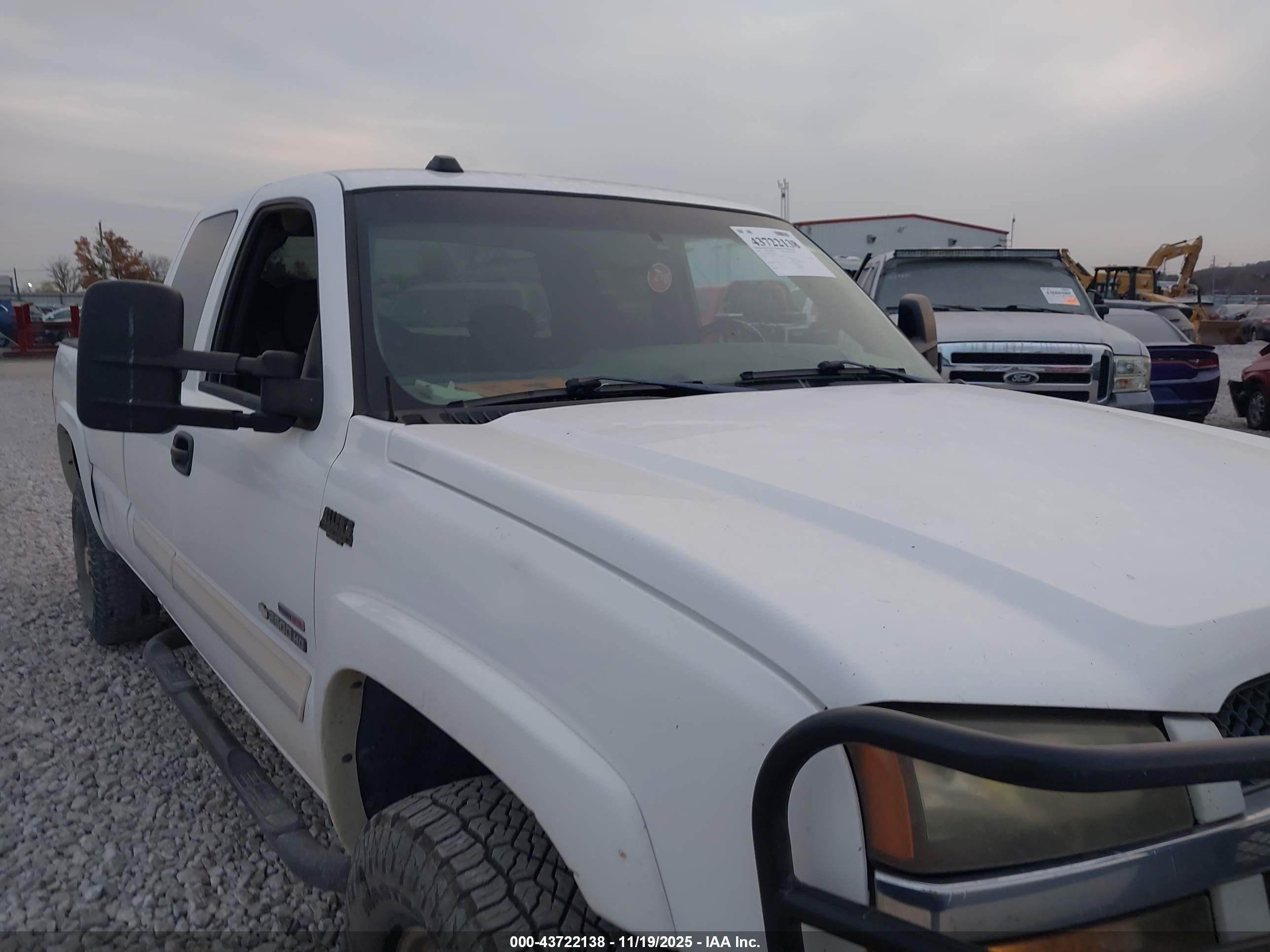 CHEVROLET SILVERADO image 6