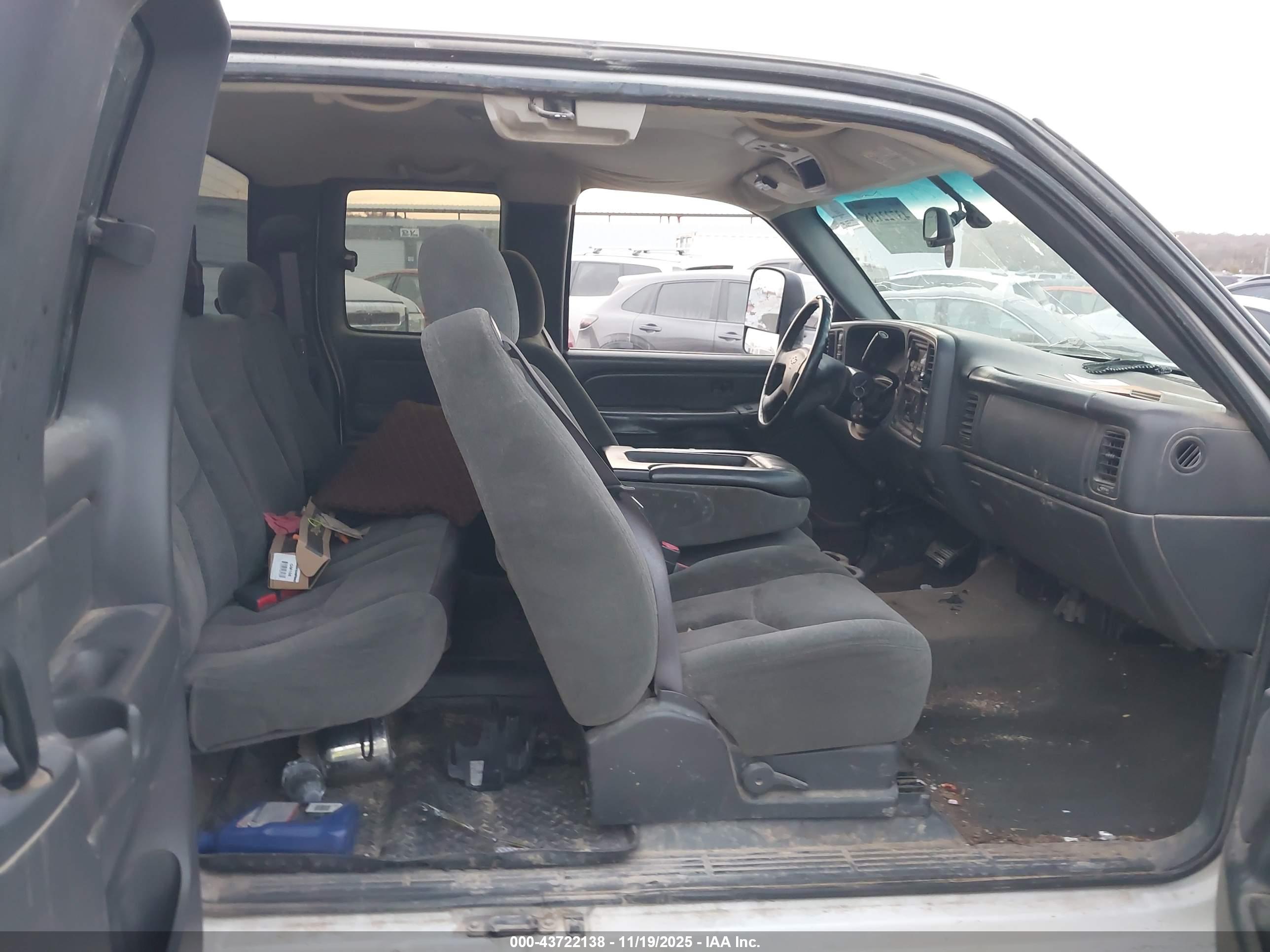 CHEVROLET SILVERADO image 8