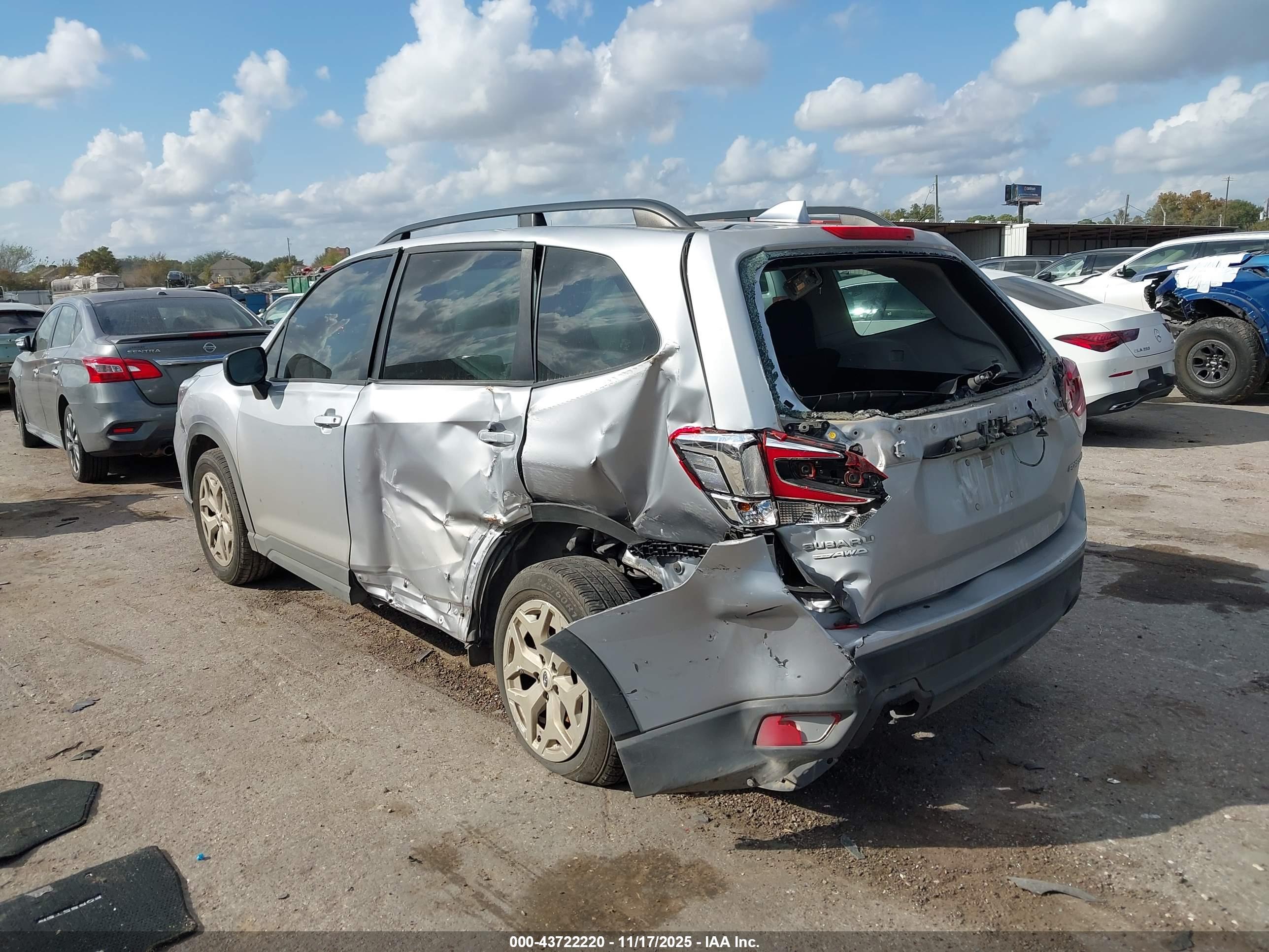 SUBARU FORESTER image 6