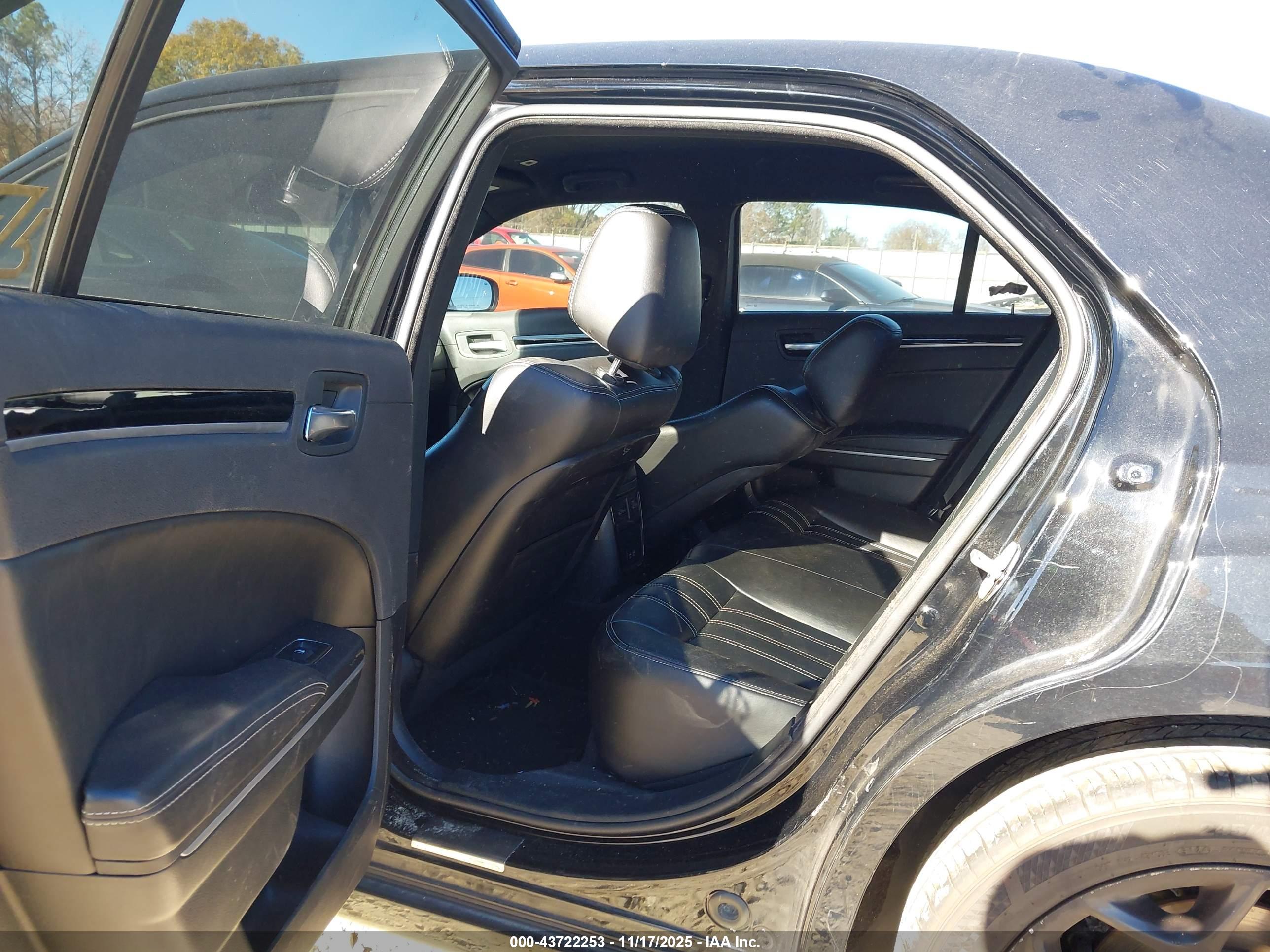 CHRYSLER 300 image 8