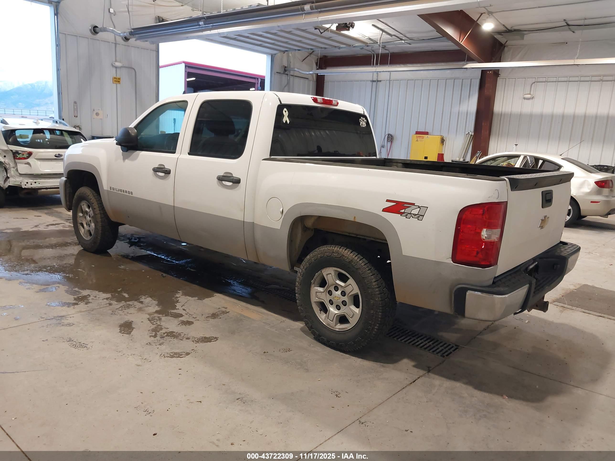CHEVROLET SILVERADO image 3